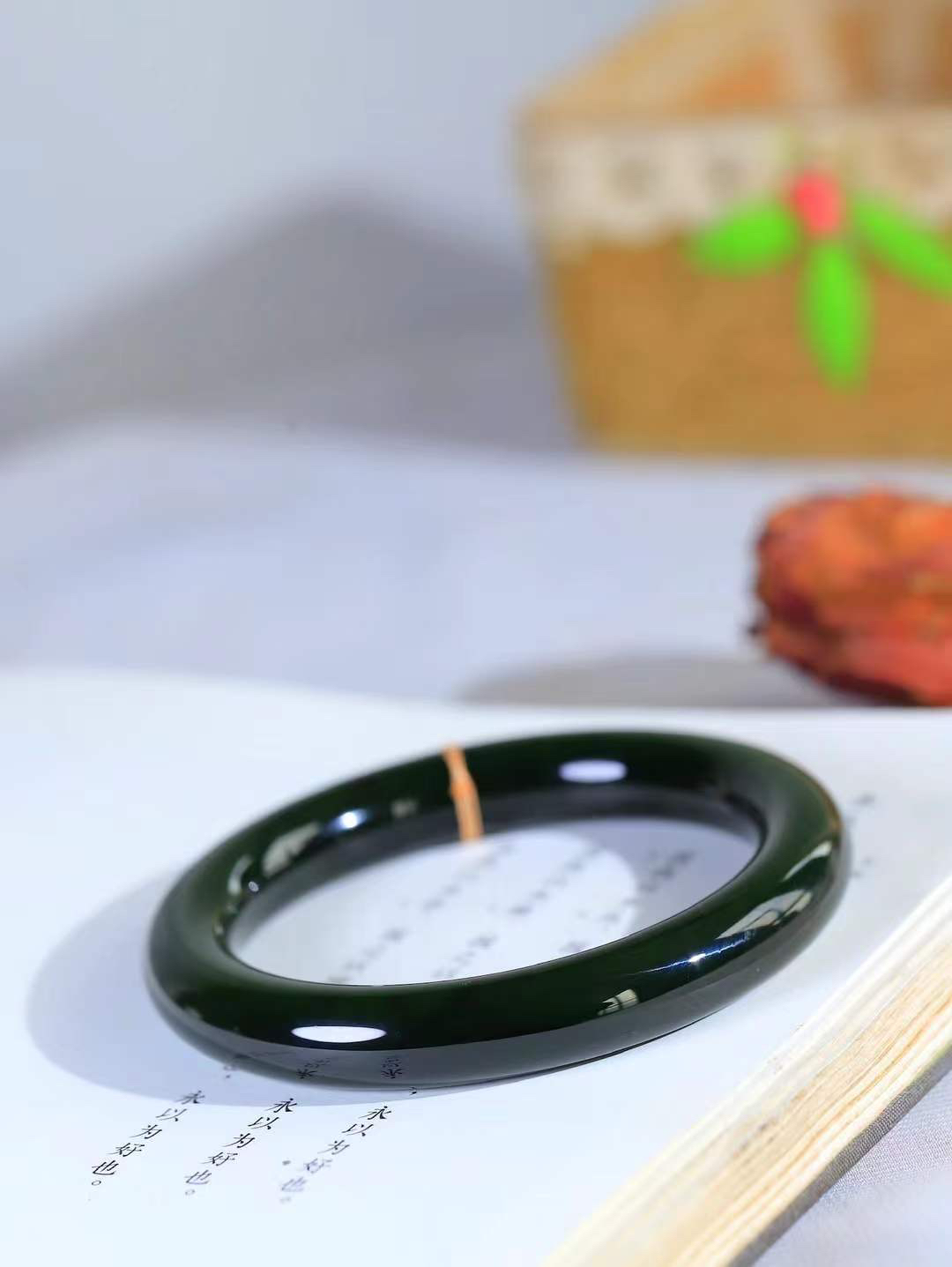 【玉佳人·手镯】

精品和田玉碧玉圆条手镯 ，玉质细腻油润，做工细致精美，端庄素雅，亭亭玉立，芊芊素手。芊芊素手，怎能忘镯？秀美圆条，更显婀娜。内径59.5mm 尺寸11-10.8mm重66克69381300T