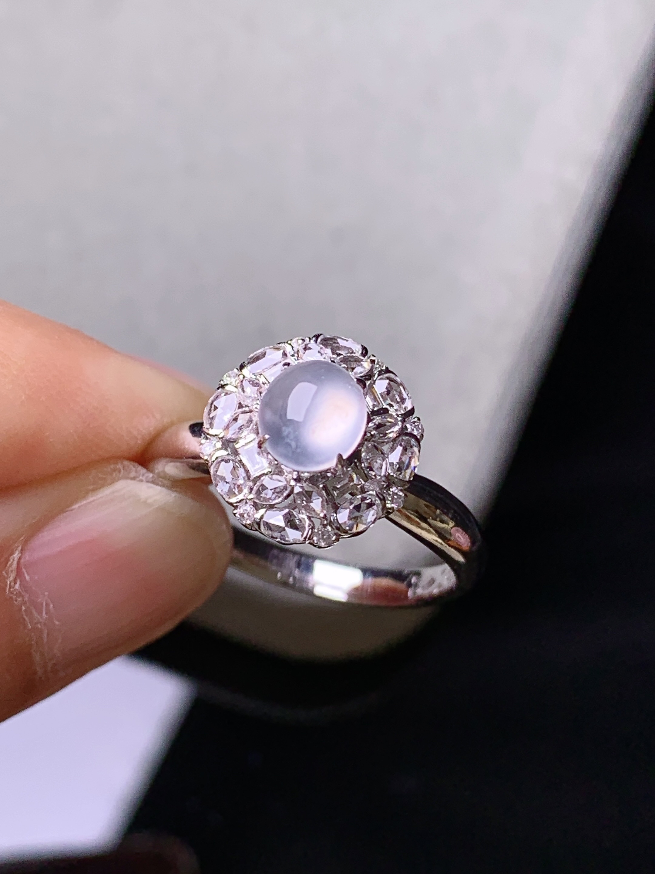 18k金钻镶嵌冰种蛋面戒指 玉质细腻 色泽艳丽清新 水润亮眼 圈口14.5 整体尺寸11.6*11*9.2m3