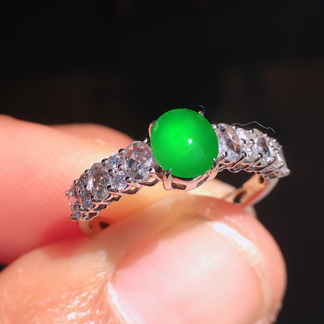 阳绿蛋面戒指，色泽均匀艳丽，玉质细腻，荧光感超
强，饱满圆润，尽显优雅气质，18k
金豪华镶嵌