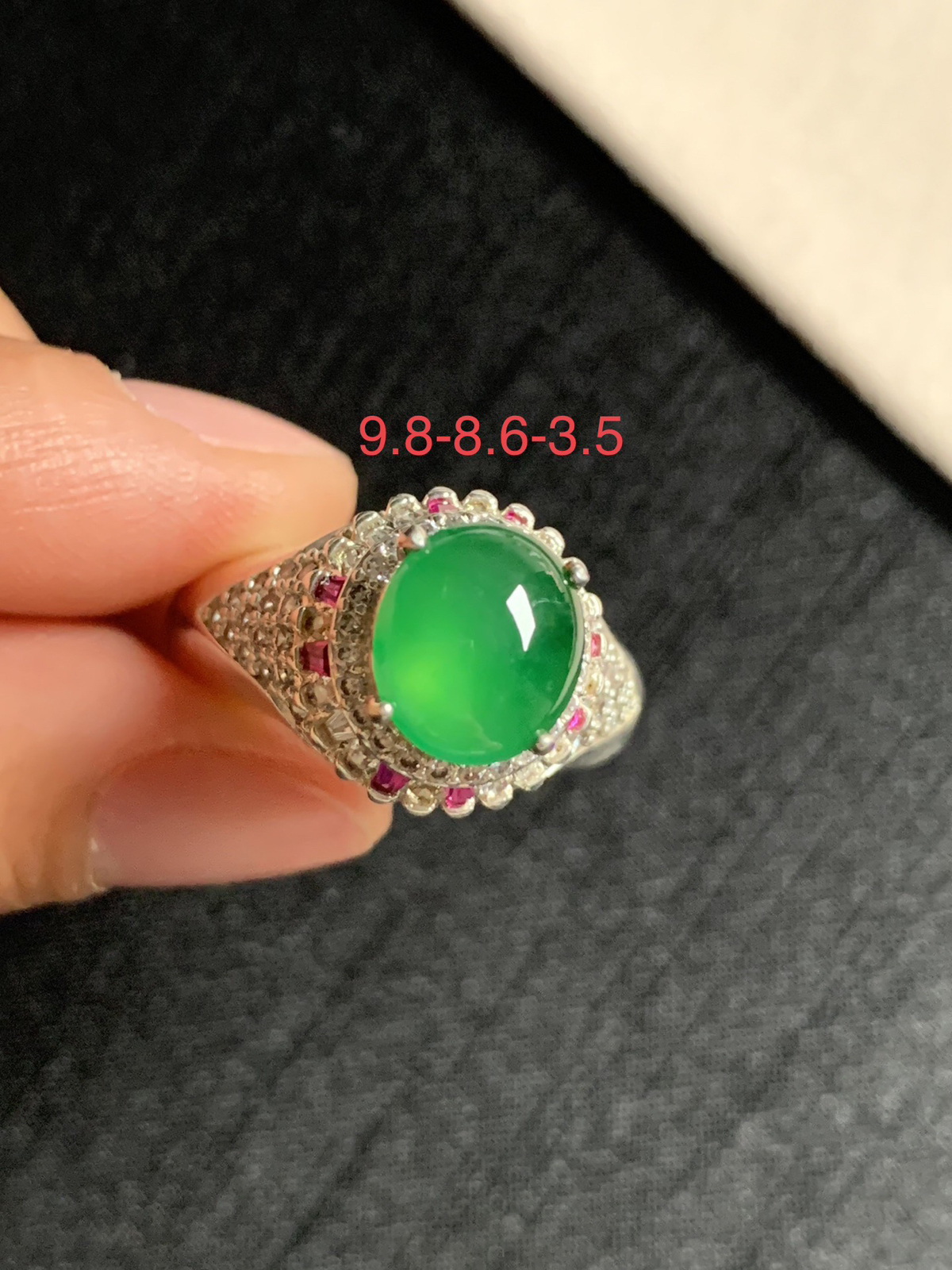 高冰阳绿戒面
种好色好品相好，色泽浓郁，老坑种冰透水灵