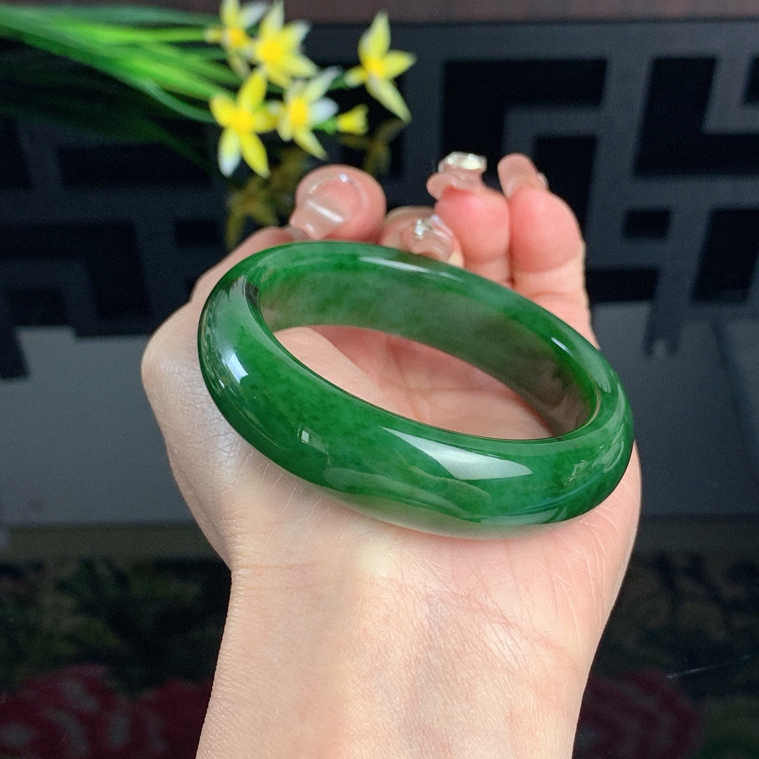 和田玉52.5圈口菠菜绿宽条碧玉手镯！玉质细腻油润 底色纯净 无裂无棉 脂粉好，品质高。