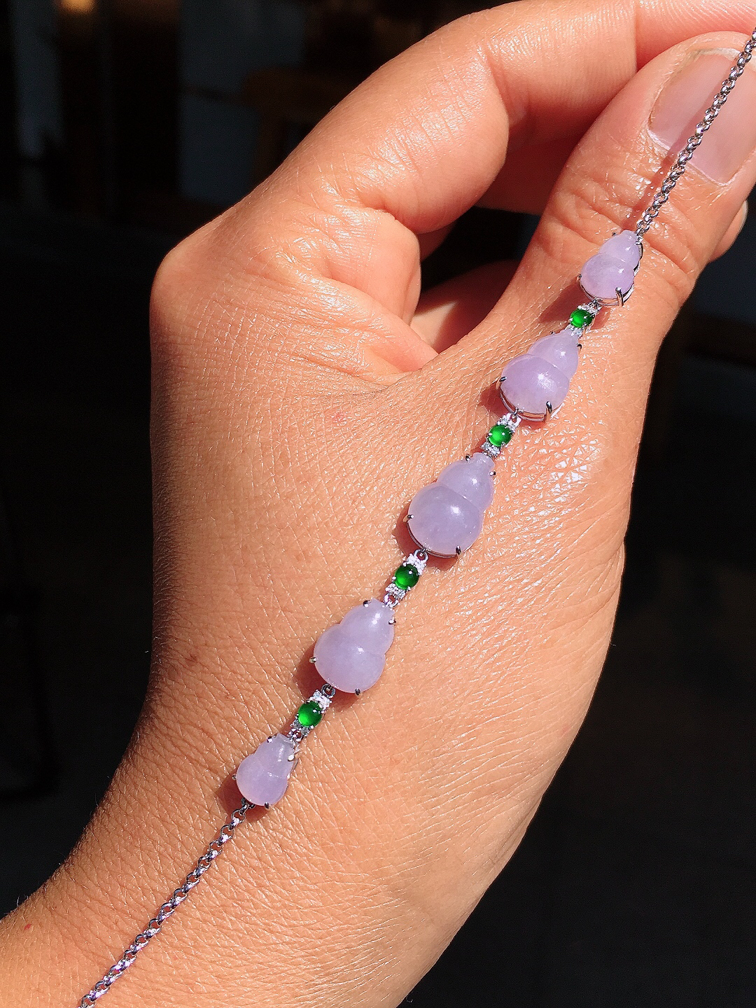 紫罗兰葫芦手链，色泽均匀艳丽，玉质细腻，荧光感超
强，饱满圆润，尽显优雅气质，18k
金豪华镶嵌