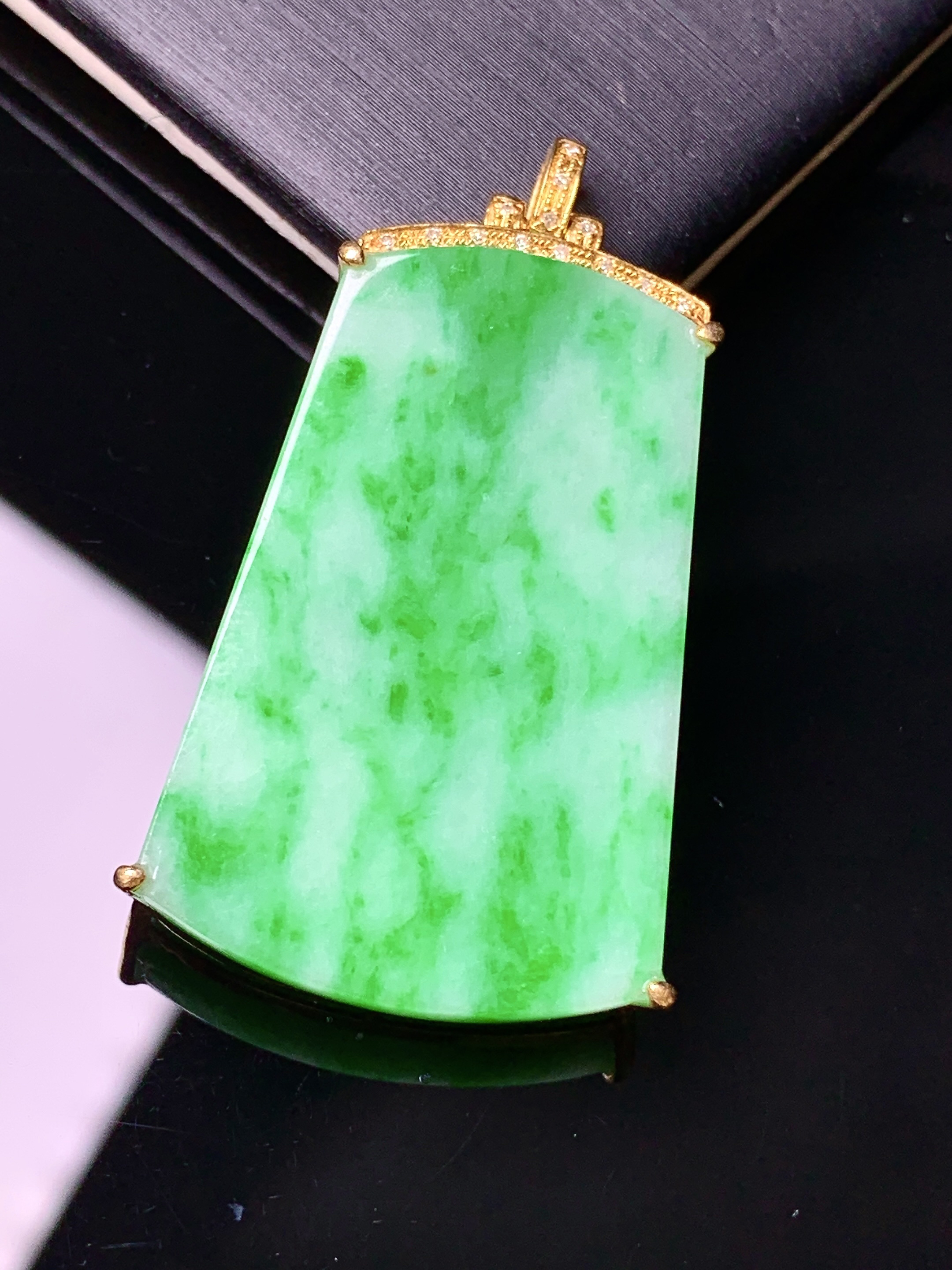 18k金钻镶嵌翠绿无事牌吊坠 玉质细腻 色泽艳丽清新 水润亮眼 整体尺寸40.8*22*6b1