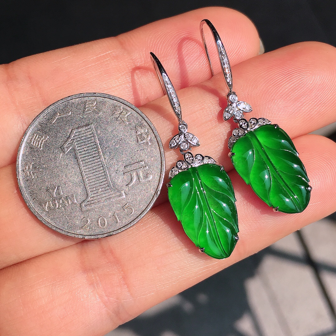 阳绿玉叶耳坠，色泽均匀艳丽，玉质细腻，荧光感超
强，饱满圆润，尽显优雅气质，18k
金豪华镶嵌