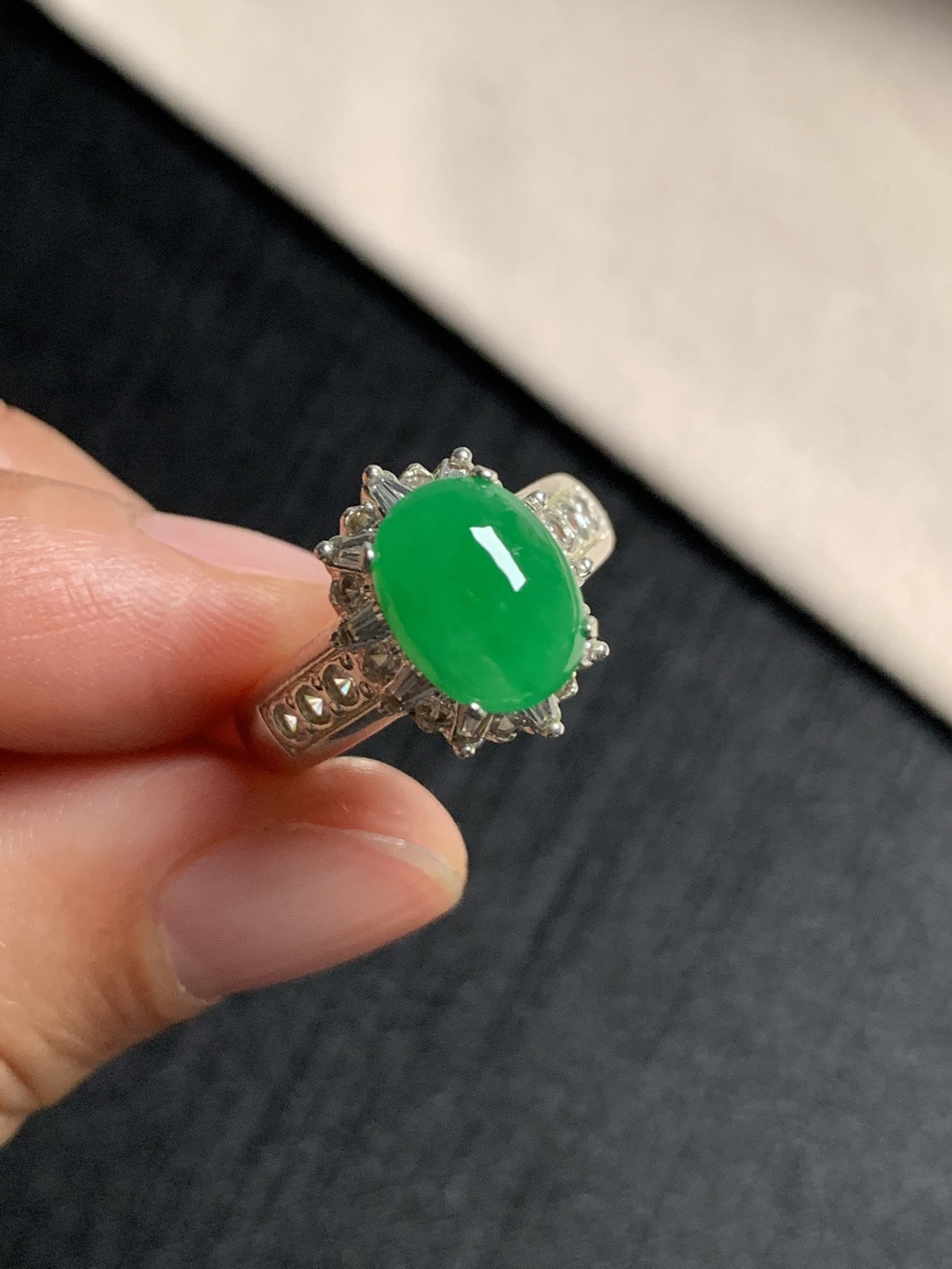 冰阳绿戒面
种好色好品相好，色泽艳丽纯正，质地细腻水灵