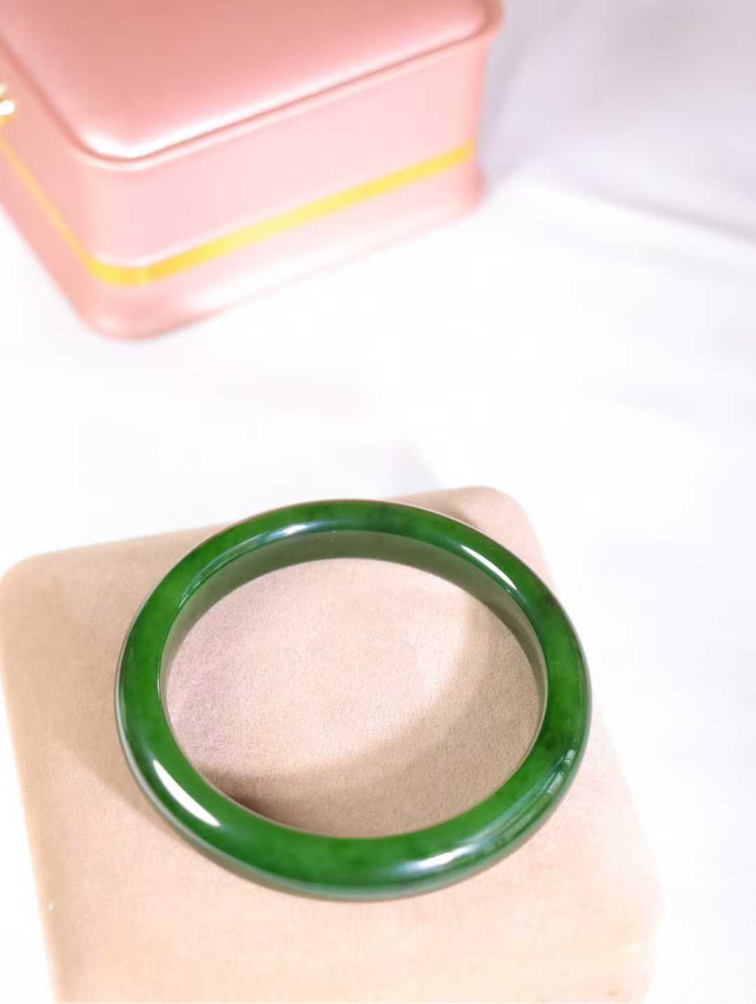 【腕间柔情】

和田玉碧玉菠菜绿手镯，俄料七号矿 红皮老料，玉质温润细腻 油性十足，色泽匀称，️款式精美时尚，佩戴美观惹眼，美自天成，婉约之美，举手投足间透出那份低调奢华。

重44.9克 圈口56.5mm尺寸56.5-11-8mm O18823207130