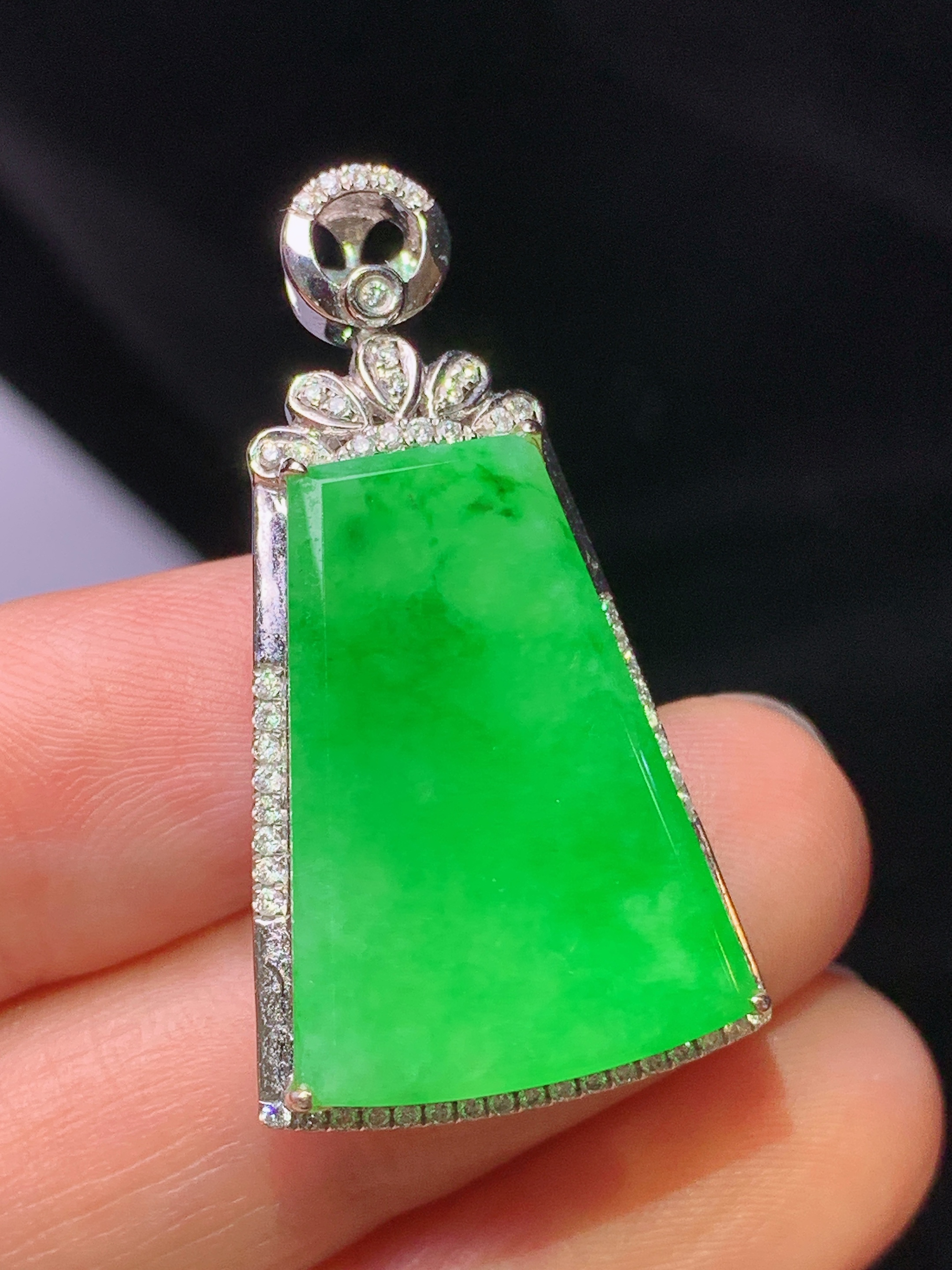 18k金钻镶嵌翠绿无事牌吊坠 玉质细腻 色泽艳丽清新 水润亮眼 整体尺寸35.2*18.8*7g1