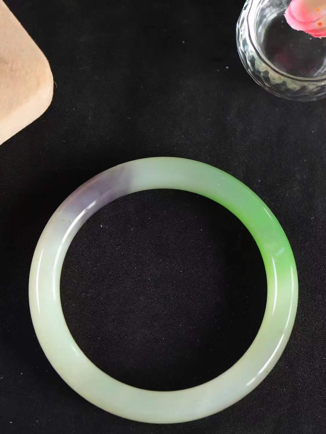 【情有独钟.手镯】

收藏级臻品和田玉三色手镯 玉质温润细腻 油性十足 手感舒适，高华雅逸，线条流畅，简约大气，美自天成，素雅高贵。佩戴于腕间，婉约之美，举手投足间透出那低调奢华。重55.2克 内径60mm 尺寸11.5-8.7mm   FDT-79351295