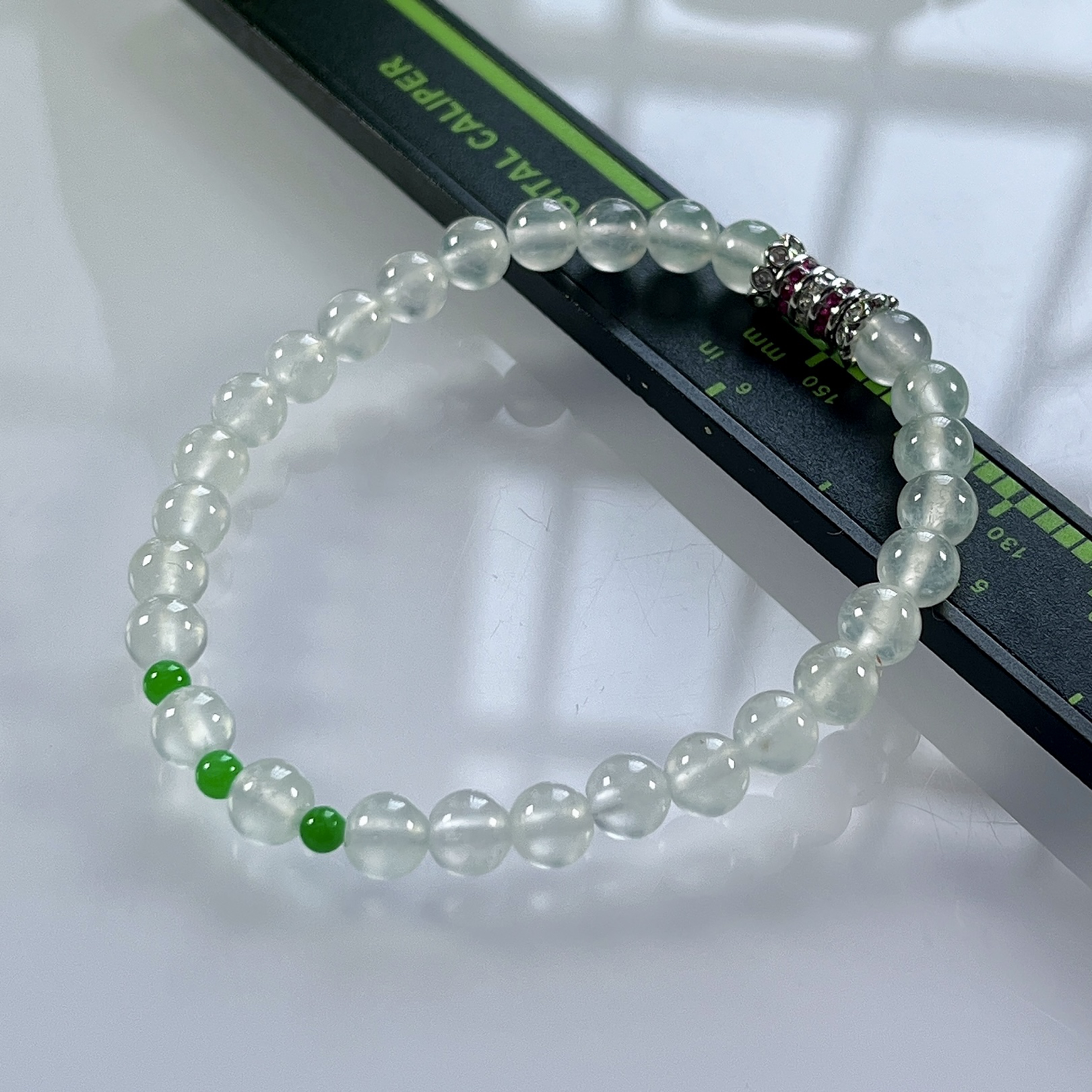 缅甸天然翡翠A货，卡5.8玻璃种起光起胶圆珠手串手链，尺寸：白珠5.8mm/28颗，小绿珠3mm/3颗，长度175mm，重量：11.12g