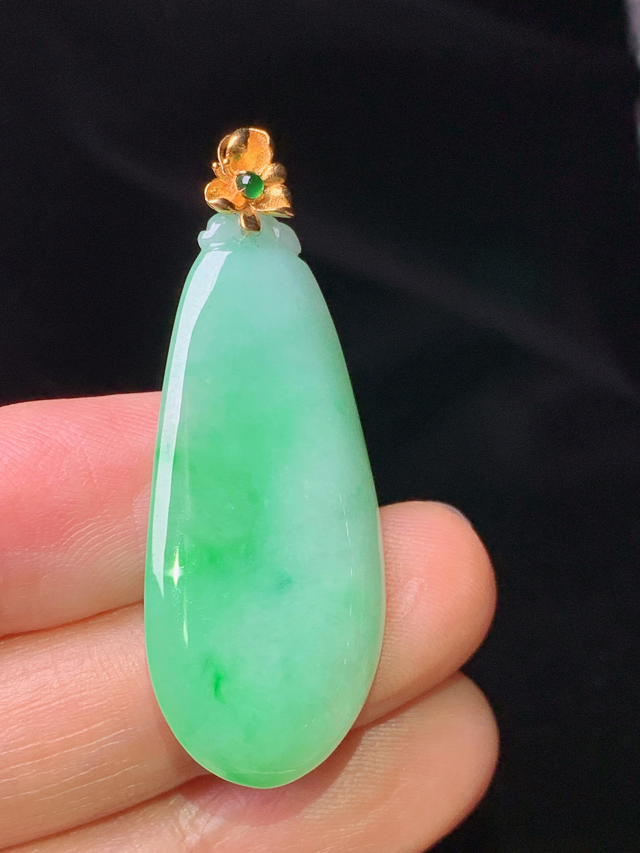 18k金镶嵌飘绿福瓜吊坠 玉质细腻 色泽艳丽 整体尺寸42.2*16.5*5.5j1