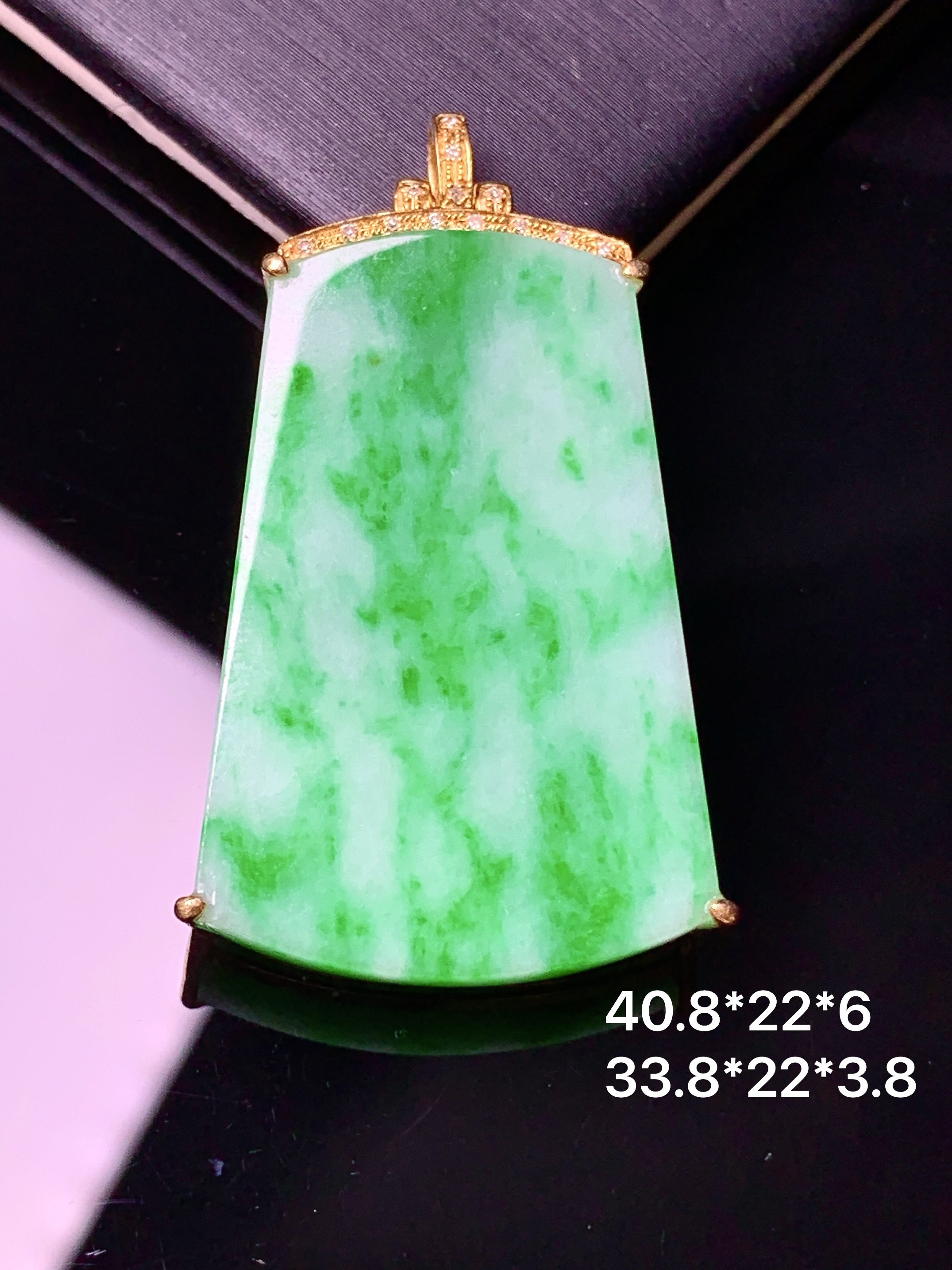 18k金钻镶嵌翠绿无事牌吊坠 玉质细腻 色泽艳丽清新 水润亮眼 整体尺寸40.8*22*6b1