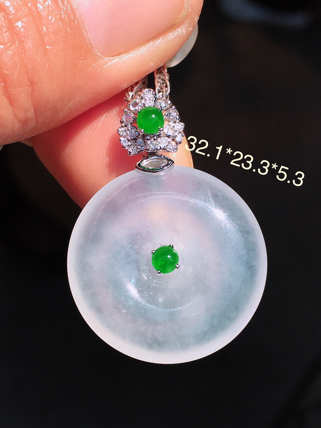 冰种平安扣吊坠，玉质细腻，荧光感超
强，饱满圆润，尽显优雅气质，18k
金豪华镶嵌