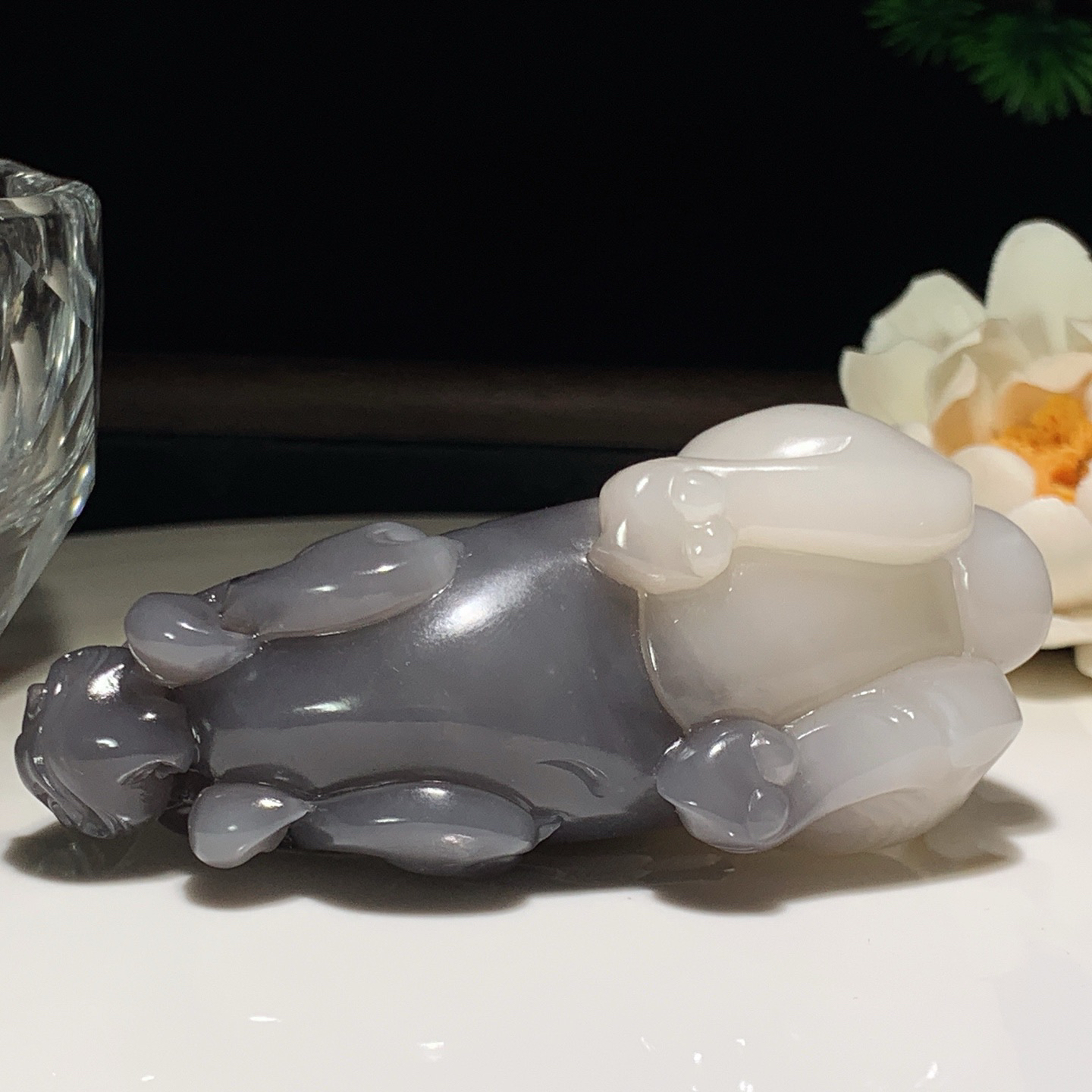 和田玉青海料白加烟紫马把件！尺寸62/36/28重121克 玉质细腻油润 底色纯净 脂粉好，品质好。lt260310