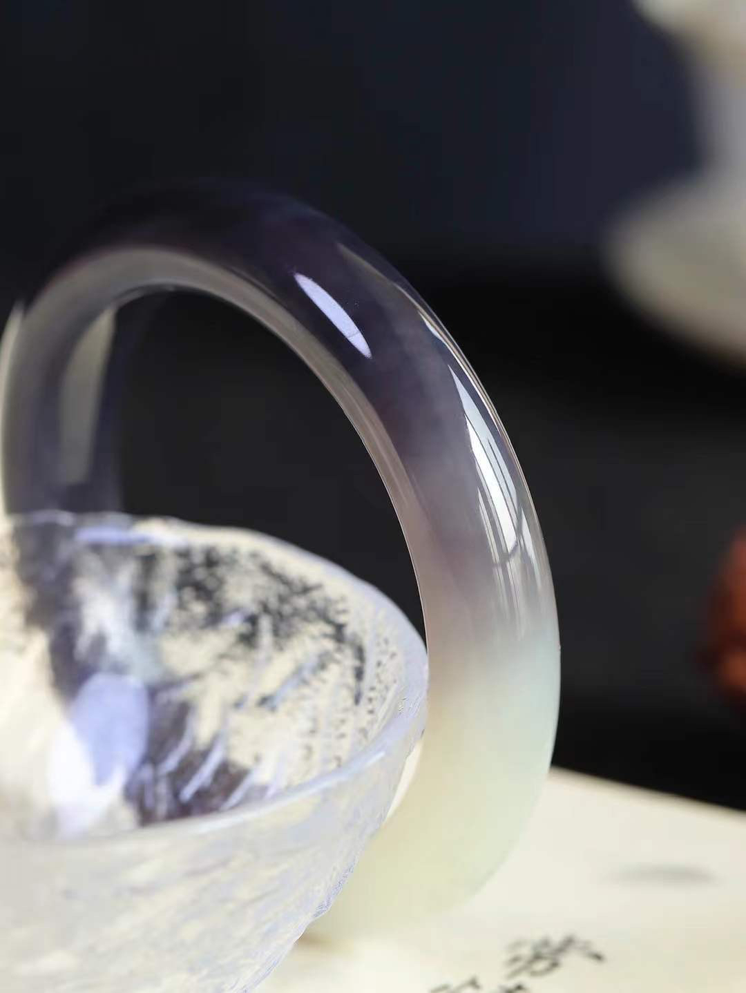 【婉约佳人.镯】

精品和田玉烟紫白玉双色手镯，玉质细腻，触感温润，佩戴它，感受玉石的温度与自然的灵性，让每一天都充满诗意与美好。重70克  尺寸57-12.7-10.5mm  11351233T