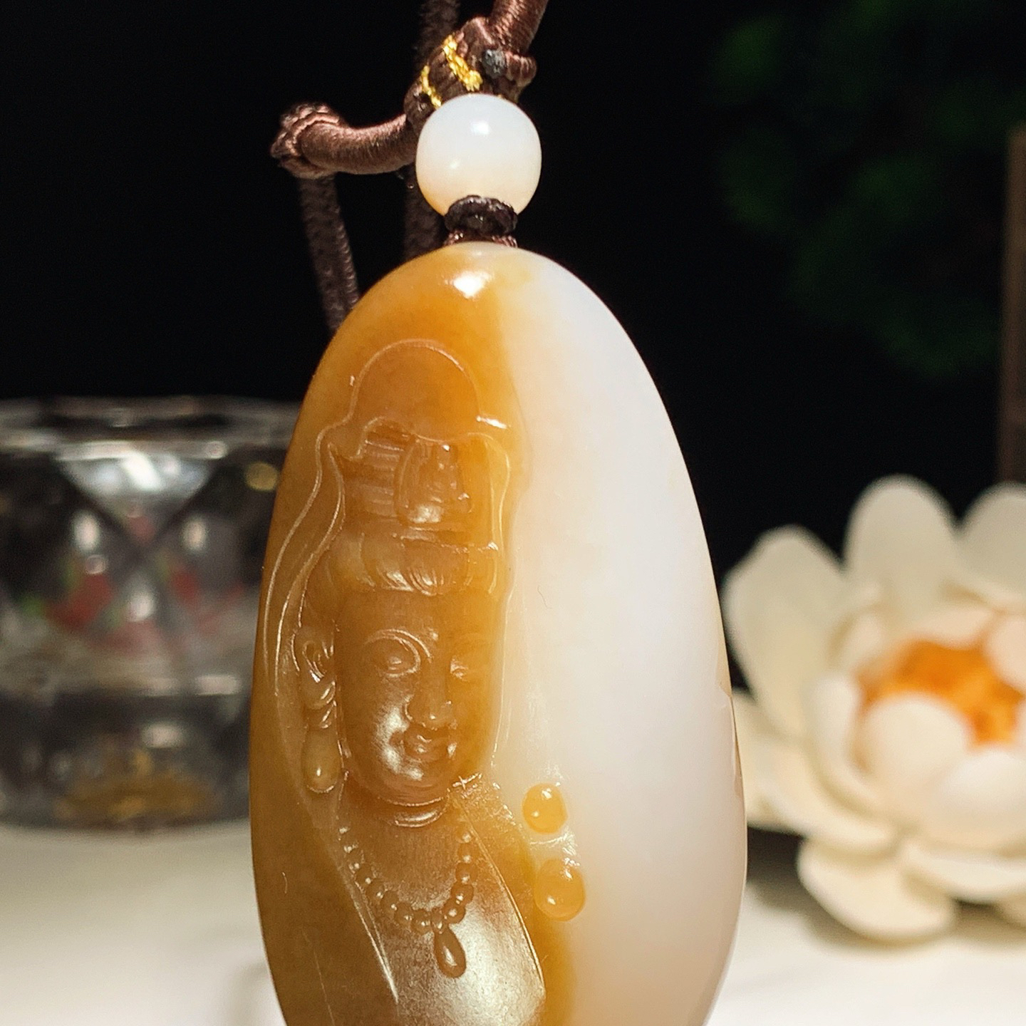 新疆和田玉白且末糖观音挂件！尺寸53/29/14重35.6克。玉质细腻油润。手推出油。佩戴高端典雅。lt260310