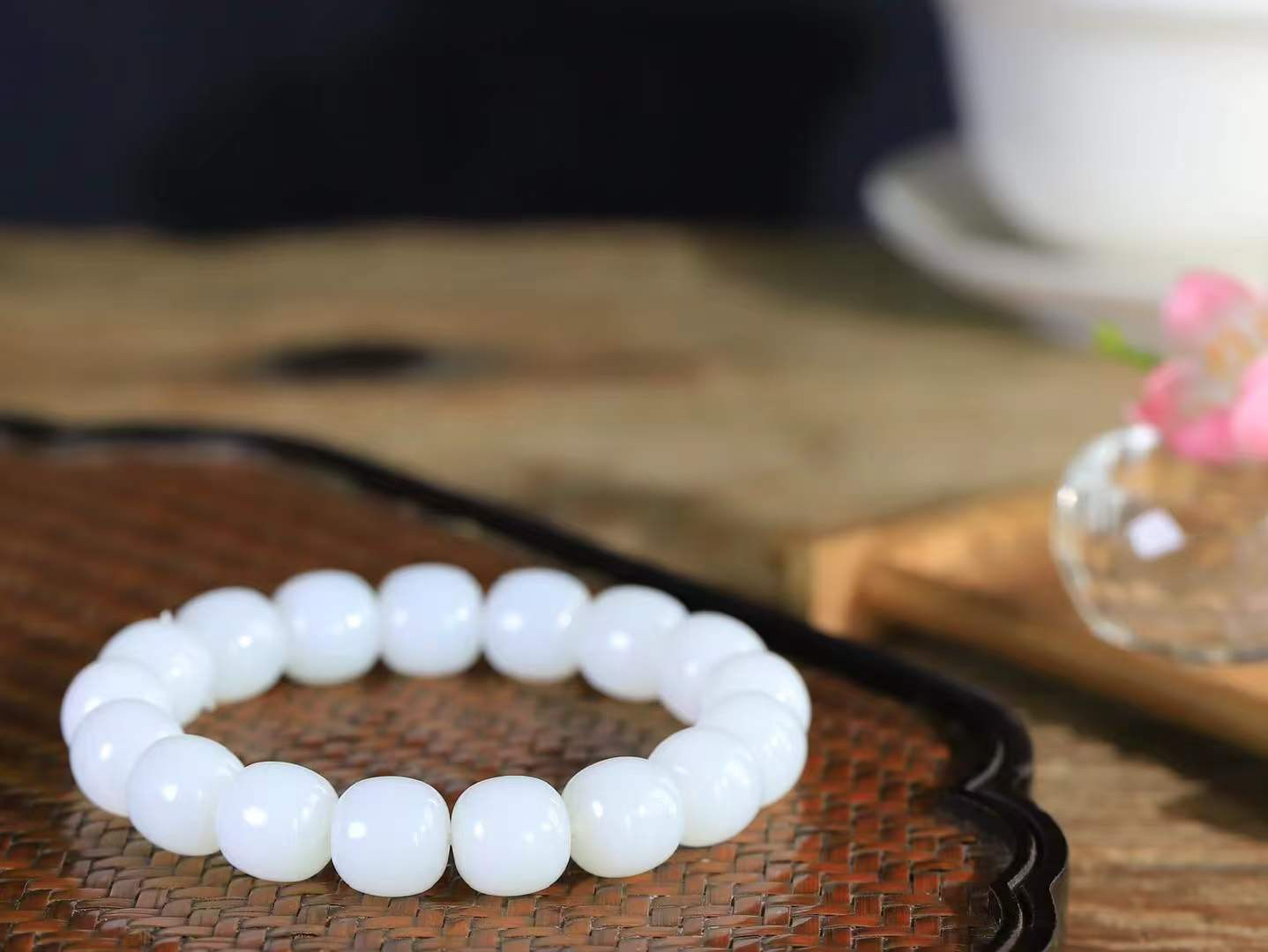 （老型珠.手串）

货头精选  和田玉白玉老型珠手串，玉质细腻油润 饱满光滑 质朴无华，悠远简单，