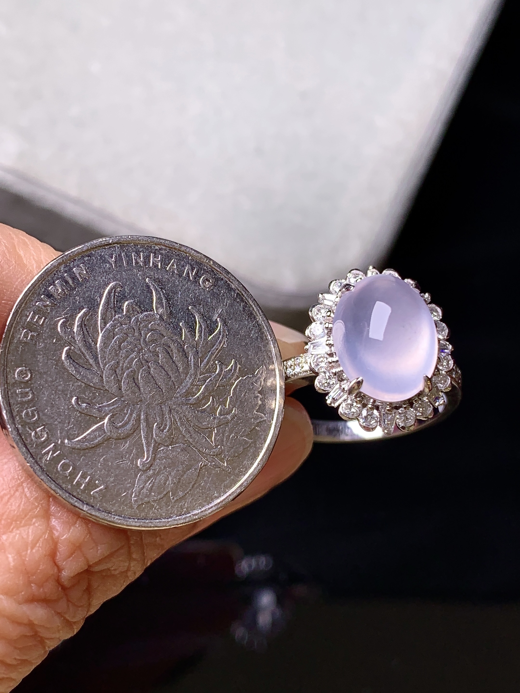 18k金钻镶嵌冰种蛋面戒指 玉质细腻 色泽艳丽清新 水润亮眼 圈口14.5 整体尺寸15.7*12.8*10.5m3