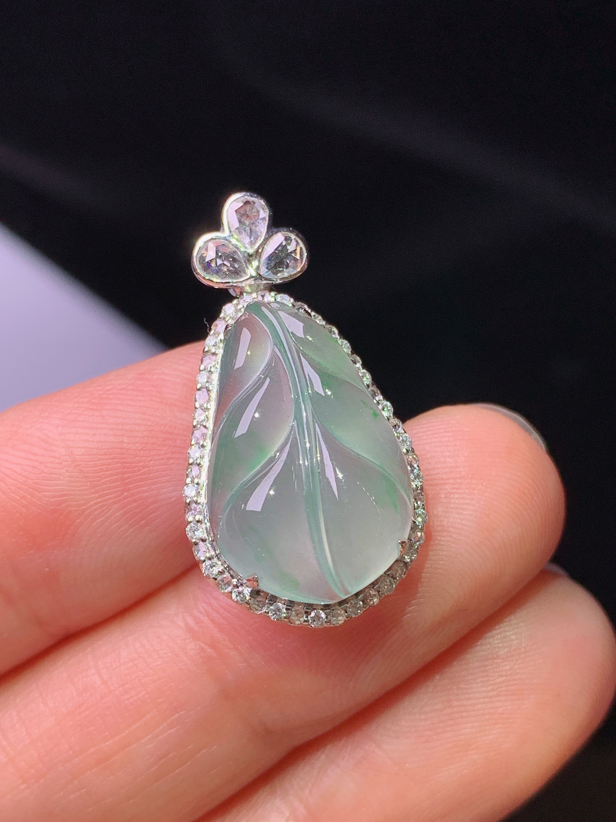 18k金钻镶嵌冰种飘绿树叶吊坠 玉质细腻 色泽艳丽 整体尺寸26.7*14.2*7.8c1