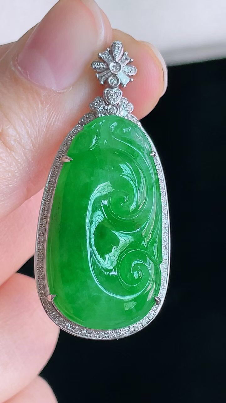 【翡翠名称】18K金豪华镶钻冰阳绿如意翡翠吊坠
【翡翠尺寸】含金40.6/18.4/8.6mm
【翡翠描述】宝贝种老水足，玉质细腻，色泽靓丽，性价比高，佩戴效果好！
【其它赠送】权威证书/精美挂绳盒子/支持全国复检