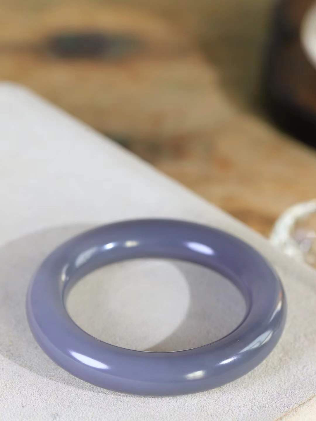 【情有独钟.手镯】

精品和田玉烟紫圆条手镯 玉质温润细腻 油性十足 手感舒适，高华雅逸，线条流畅