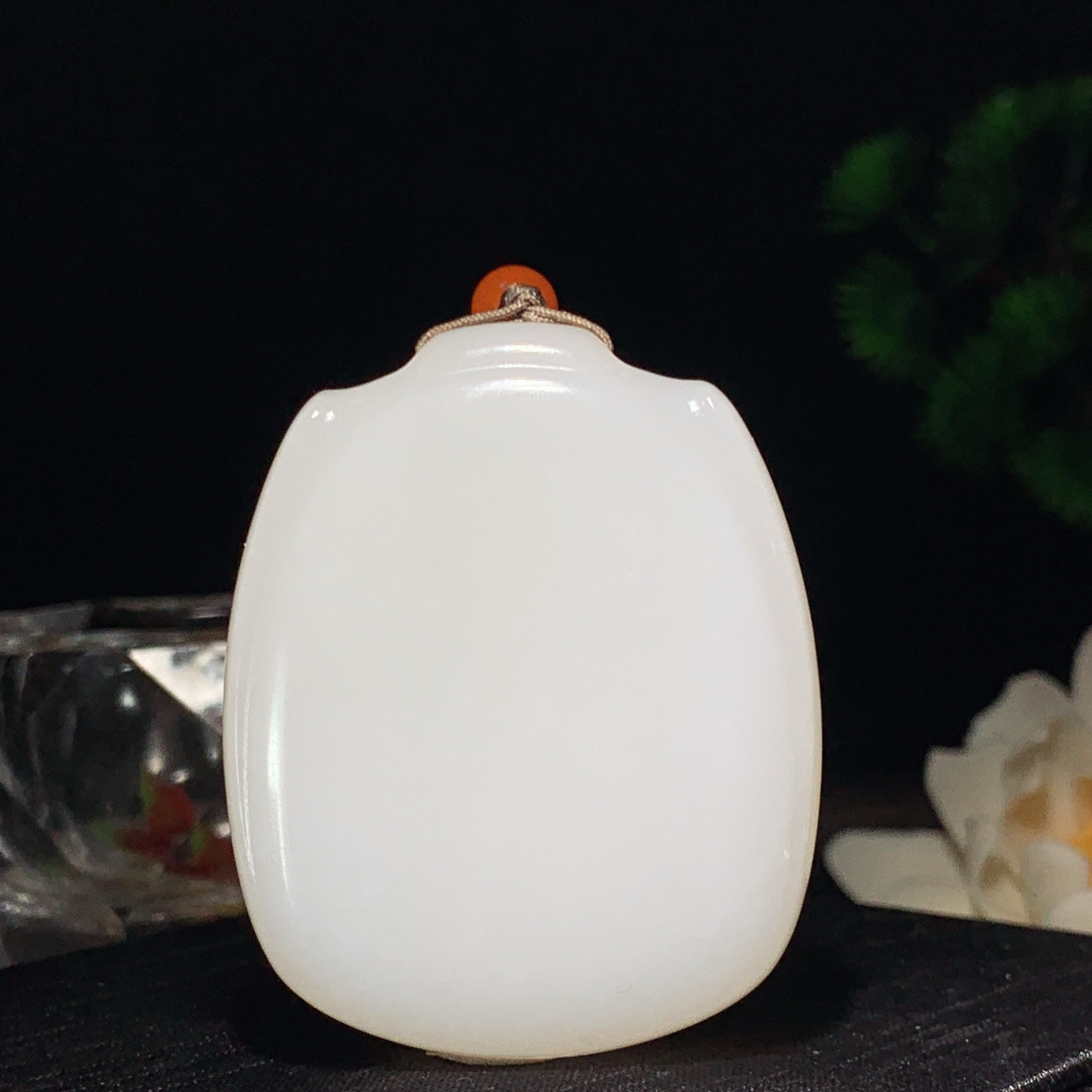 新疆和田玉羊脂白玉平安无事牌挂件。尺寸52/42/12重64克。玉质细腻油润。手推出油。佩戴高端典雅