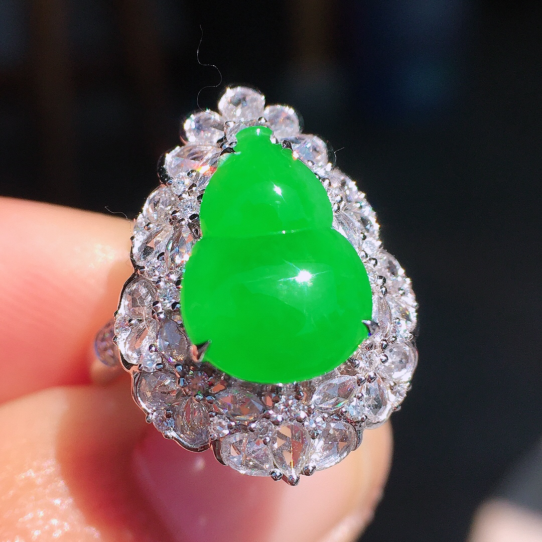 正阳绿葫芦戒指，色泽均匀艳丽，玉质细腻，荧光感超
强，饱满圆润，尽显优雅气质，18k
金豪华镶嵌