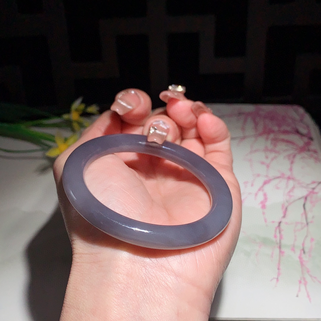 和田玉51圈口紫罗兰色圆条手镯！玉质细腻油润 底色纯净 无裂无杂 脂粉好，品质高。