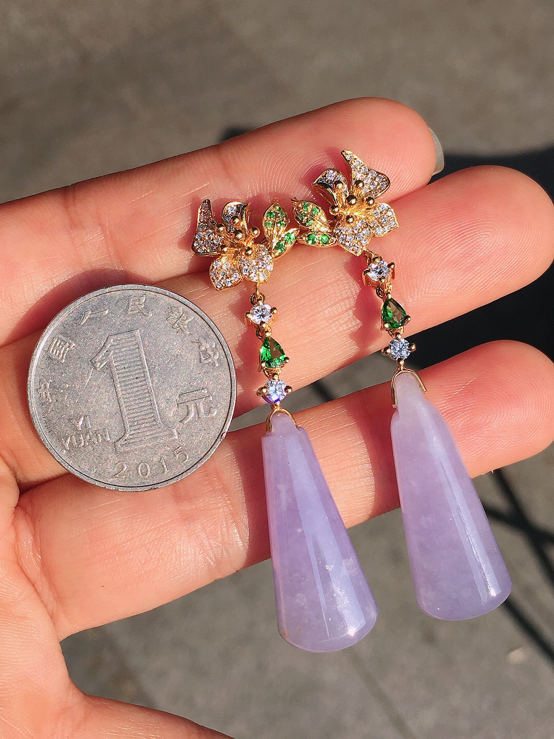 紫罗兰水滴耳坠，色泽均匀艳丽，玉质细腻，荧光感超
强，饱满圆润，尽显优雅气质，18k
金豪华镶嵌