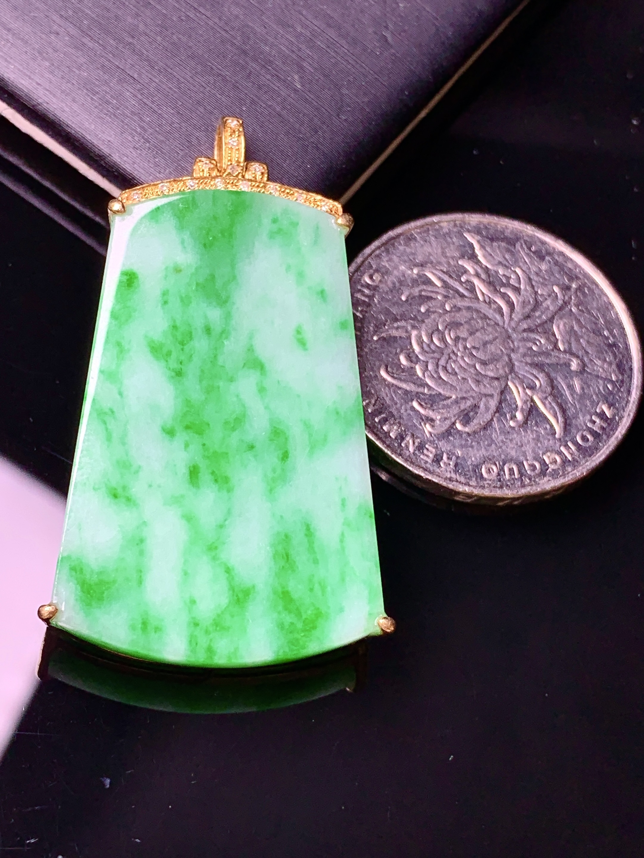 18k金钻镶嵌翠绿无事牌吊坠 玉质细腻 色泽艳丽清新 水润亮眼 整体尺寸40.8*22*6b1