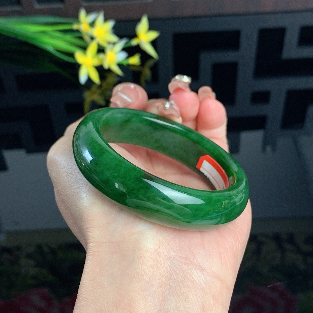 和田玉52.5圈口菠菜绿宽条碧玉手镯！玉质细腻油润 底色纯净 无裂无棉 脂粉好，品质高。