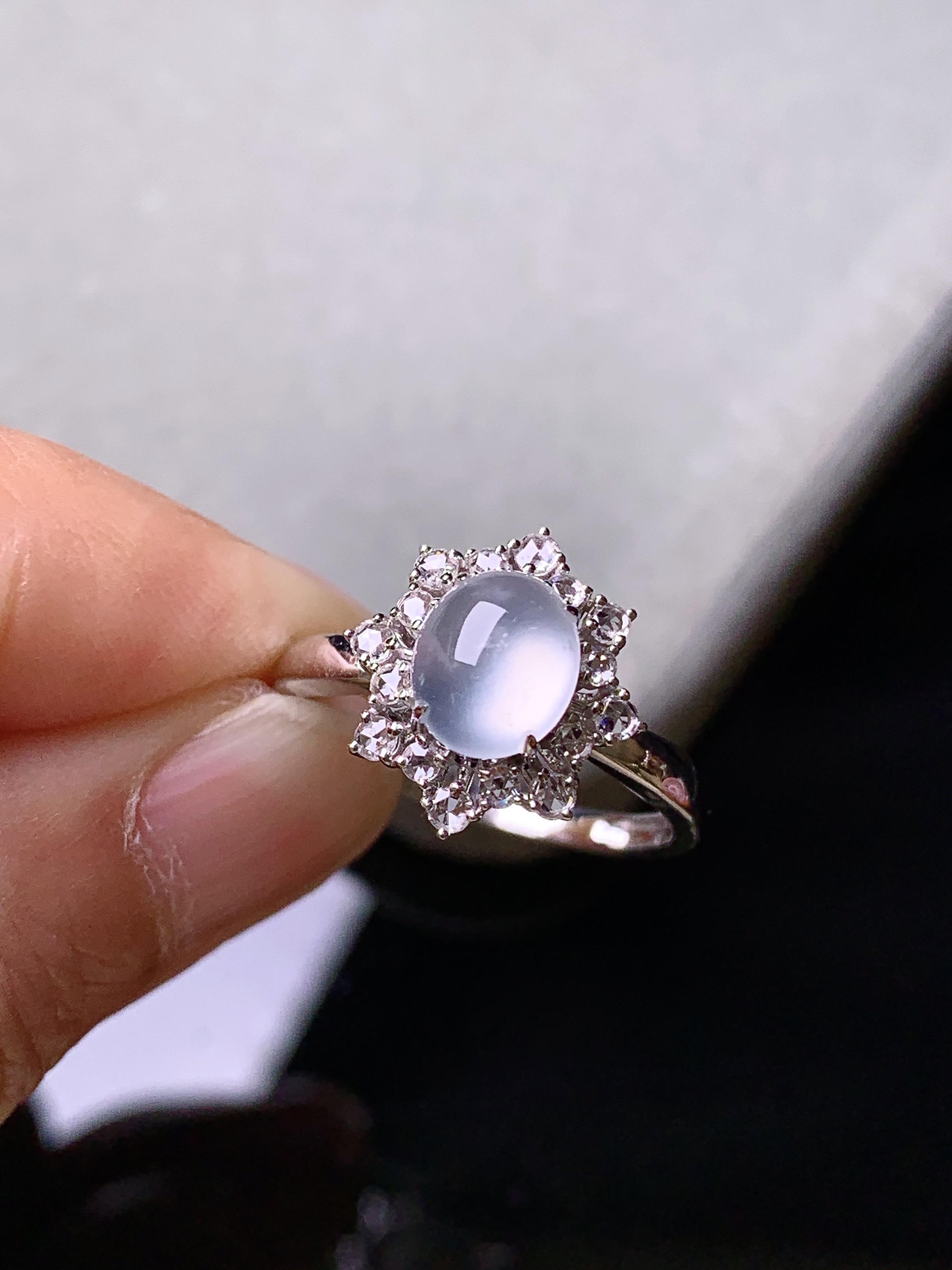 18k金钻镶嵌冰种蛋面戒指 玉质细腻 色泽艳丽清新 水润亮眼 圈口14 整体尺寸13*12.2*7.6m3