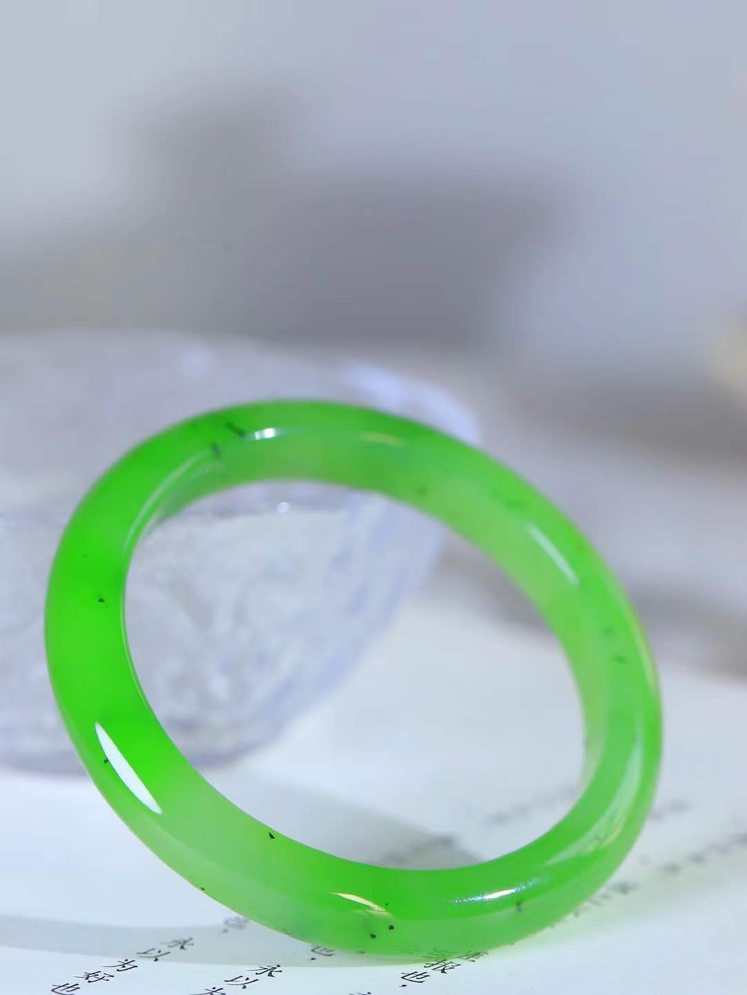 【碧波流转·手镯】

收藏级臻品️和田玉碧玉手镯，玉质细腻温润，手感舒适，️线条流畅，简约大气，美自天成，佩戴于腕间，婉约之美，举手投足间透出那份低调奢华，醉人心扉。
重34.2克 内径圈口52.5mm  尺寸9.7-7.3mm  FDT-11301233