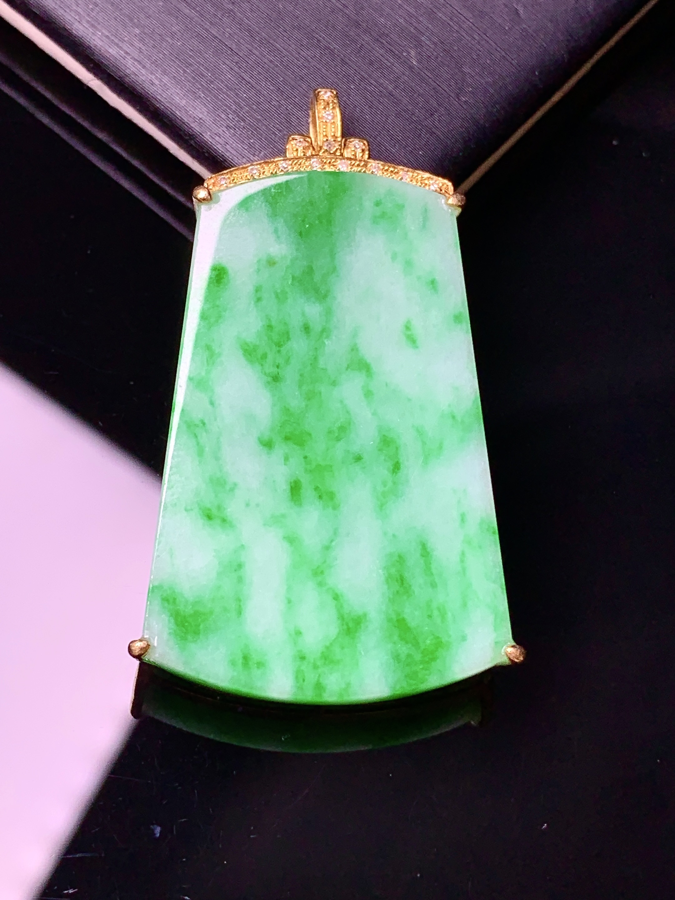 18k金钻镶嵌翠绿无事牌吊坠 玉质细腻 色泽艳丽清新 水润亮眼 整体尺寸40.8*22*6b1