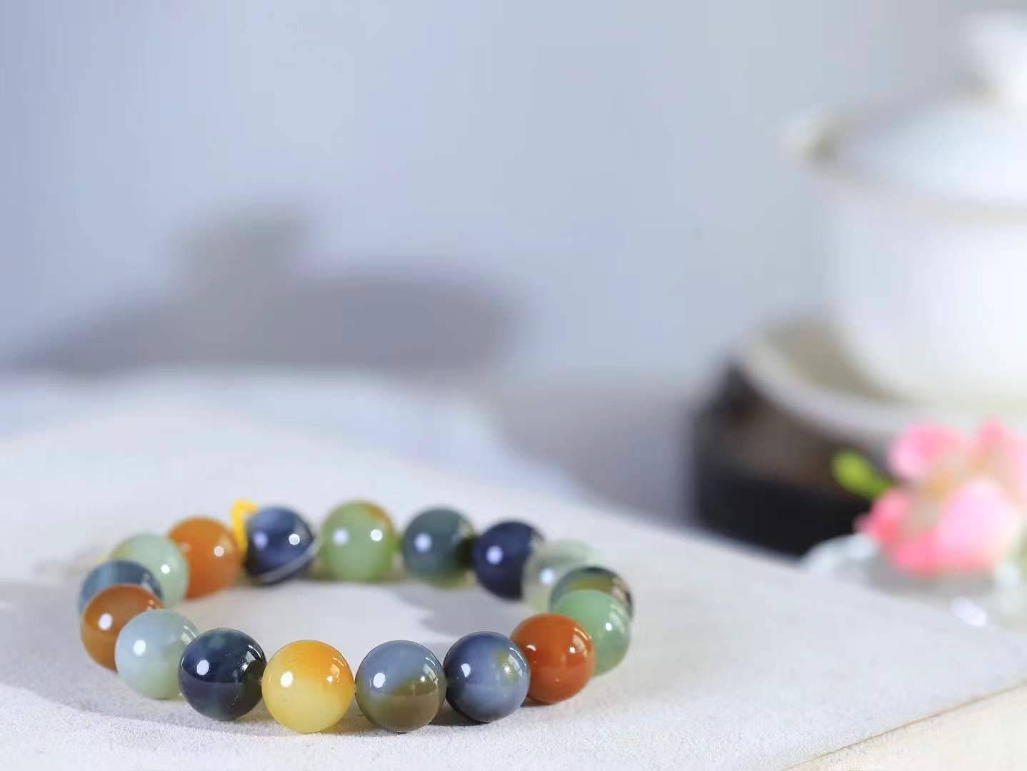 【多宝手串】

货头精选 和田玉多宝老型珠手串，每一颗玉石都凝聚自然的灵气与岁月的沉淀，寓意福禄寿喜