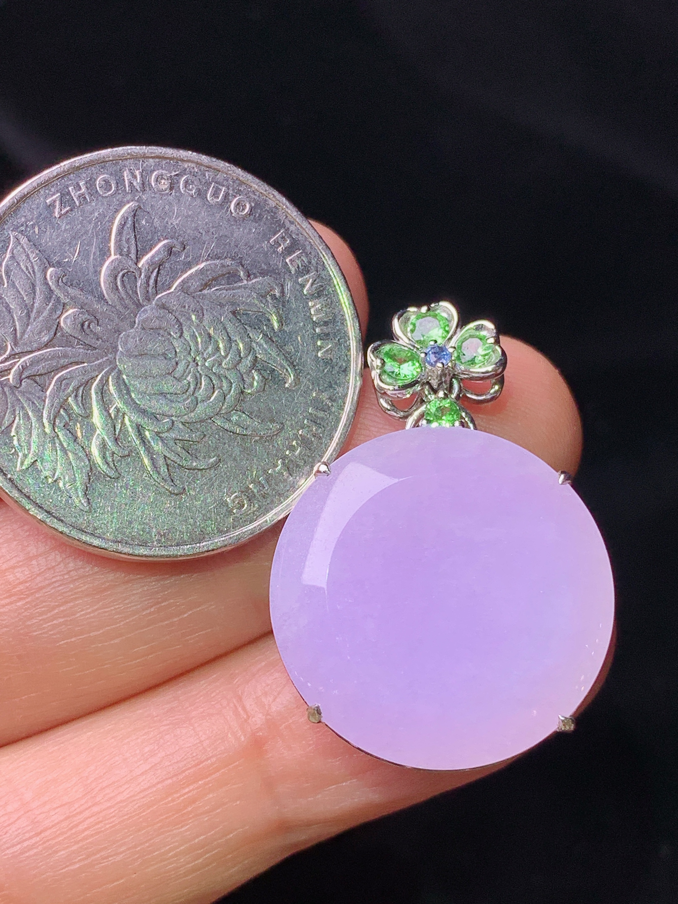 18k金钻镶嵌紫罗兰圆牌吊坠 玉质细腻 色泽艳丽清新 水润亮眼 整体尺寸27.7*19.8*7.2g1