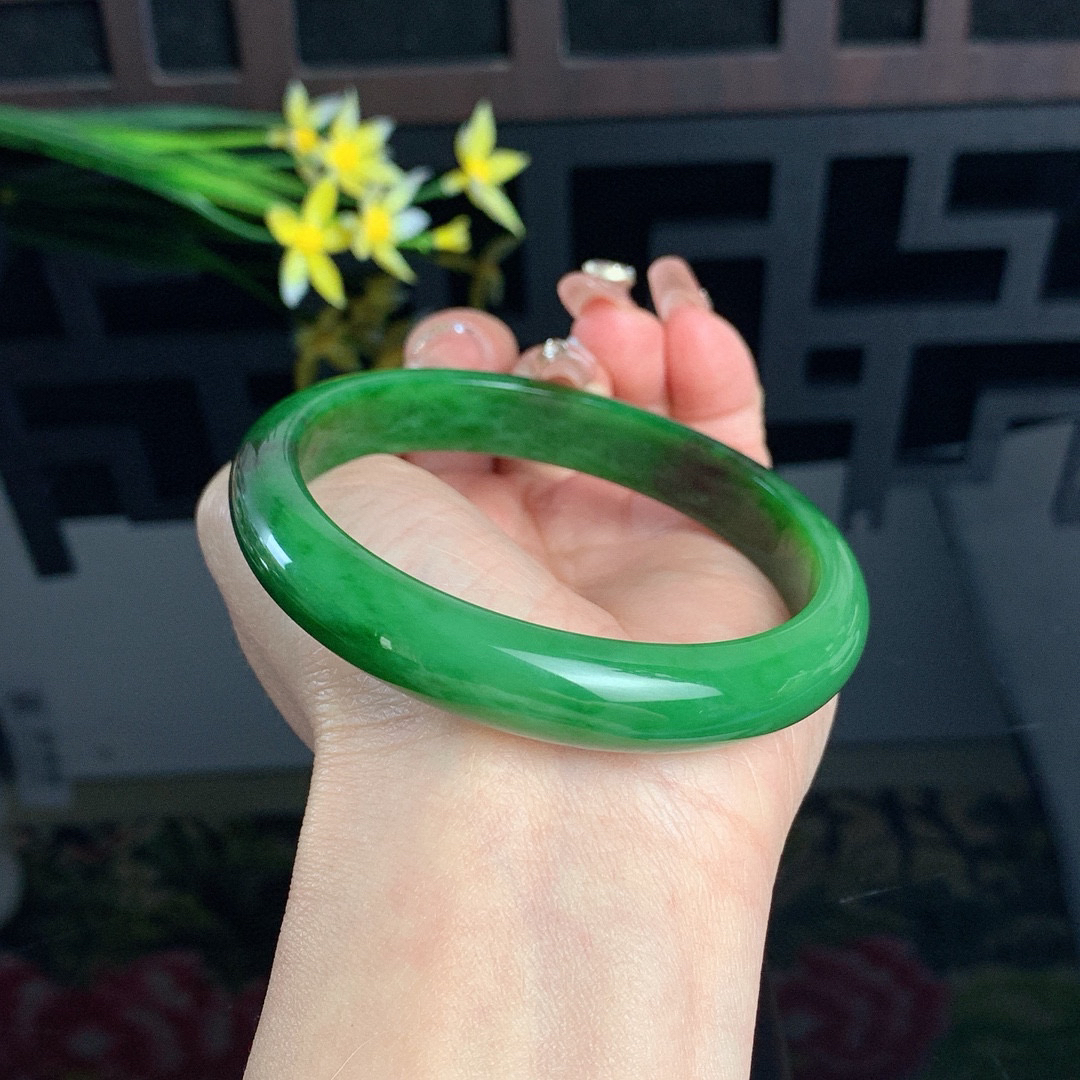 和田玉64圈口阳绿色碧玉手镯！红皮料，玉质细腻油润 底色纯净 无裂无棉 脂粉好，品质高。