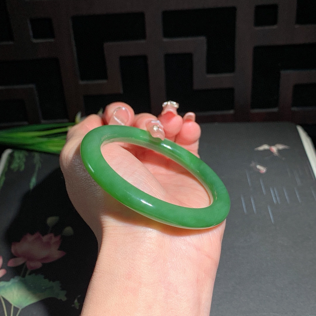 和田玉碧玉55.9圈口阳绿色猫眼圆条碧玉手镯！玉质细腻油润 底色纯净 无裂无杂 脂粉好，品质高。