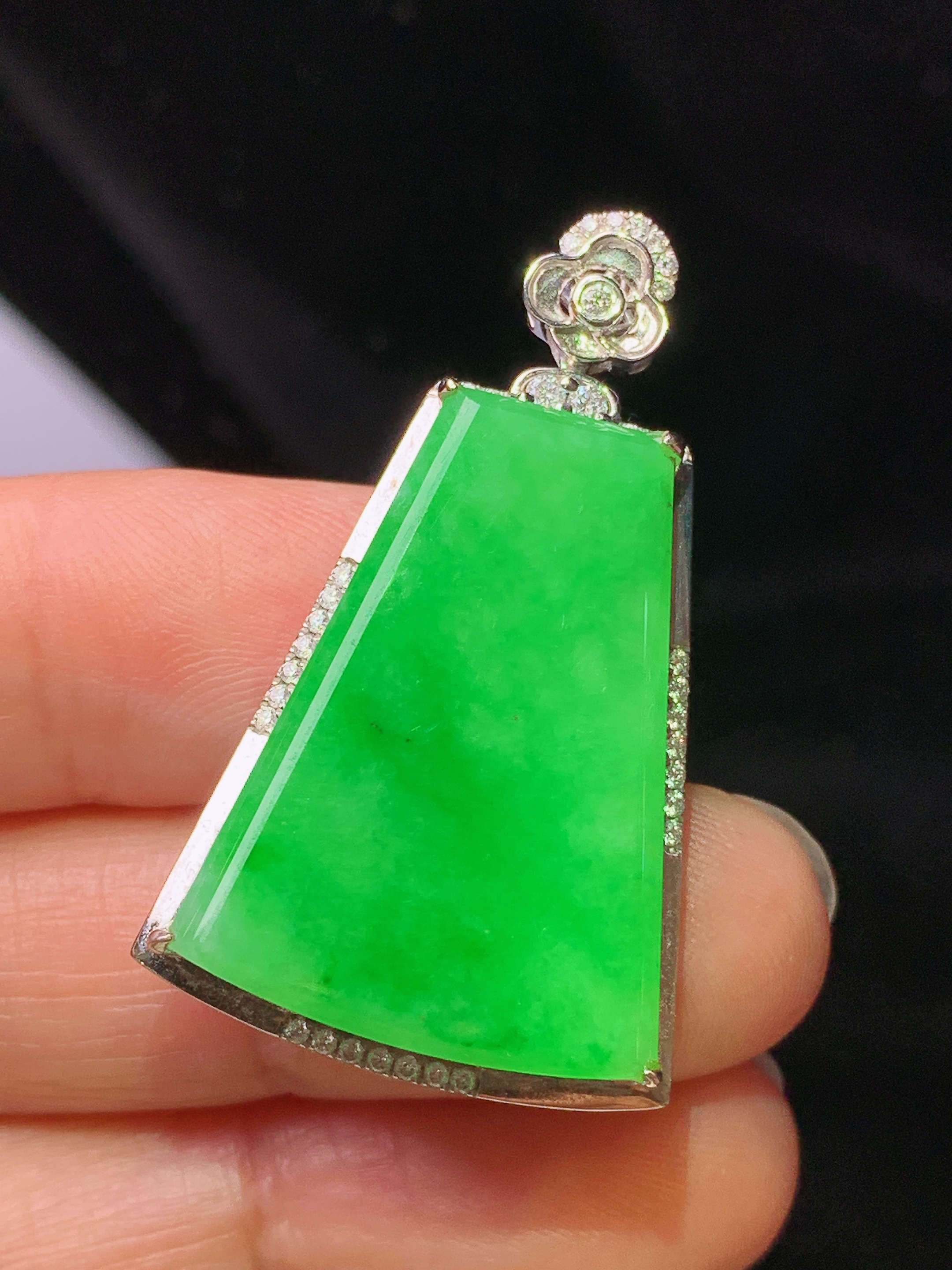 18k金钻镶嵌翠绿无事牌吊坠 玉质细腻 色泽艳丽清新 水润亮眼 整体尺寸36.5*21.8*7.5g1