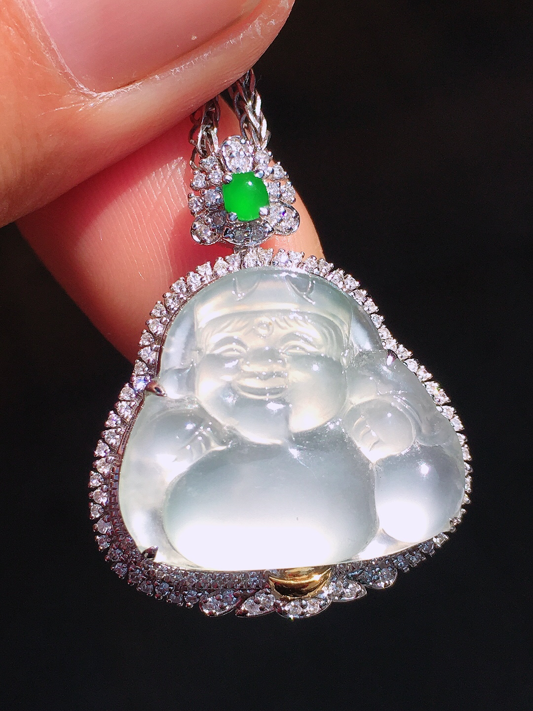 冰种佛公吊坠，玉质细腻，荧光感超
强，饱满圆润，尽显优雅气质，18k
金豪华镶嵌