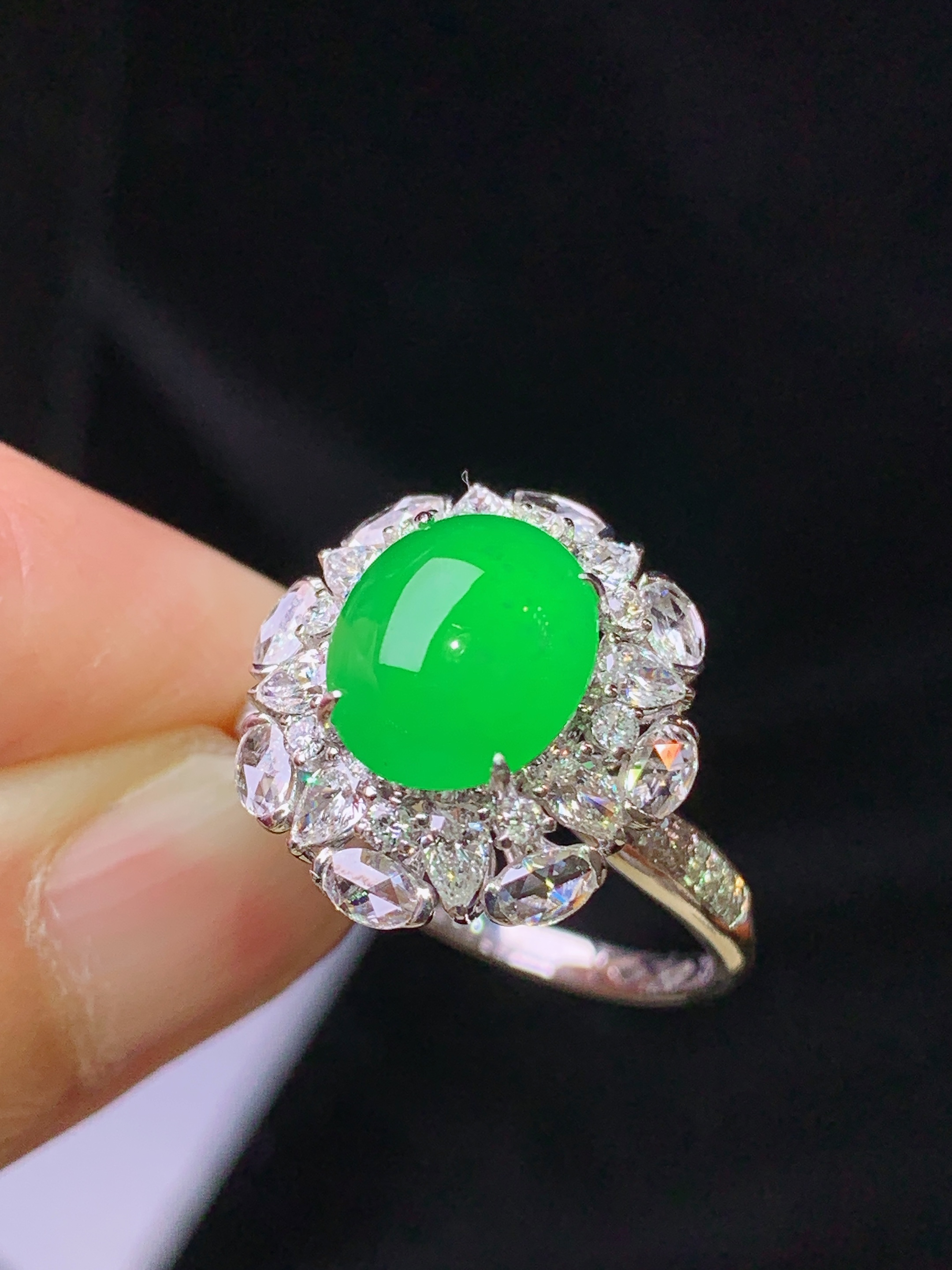 18k金钻镶嵌满绿蛋面吊坠 玉质细腻 色泽艳丽清新 水润亮眼 圈口15 整体尺寸16.2*14.8*10.6m3