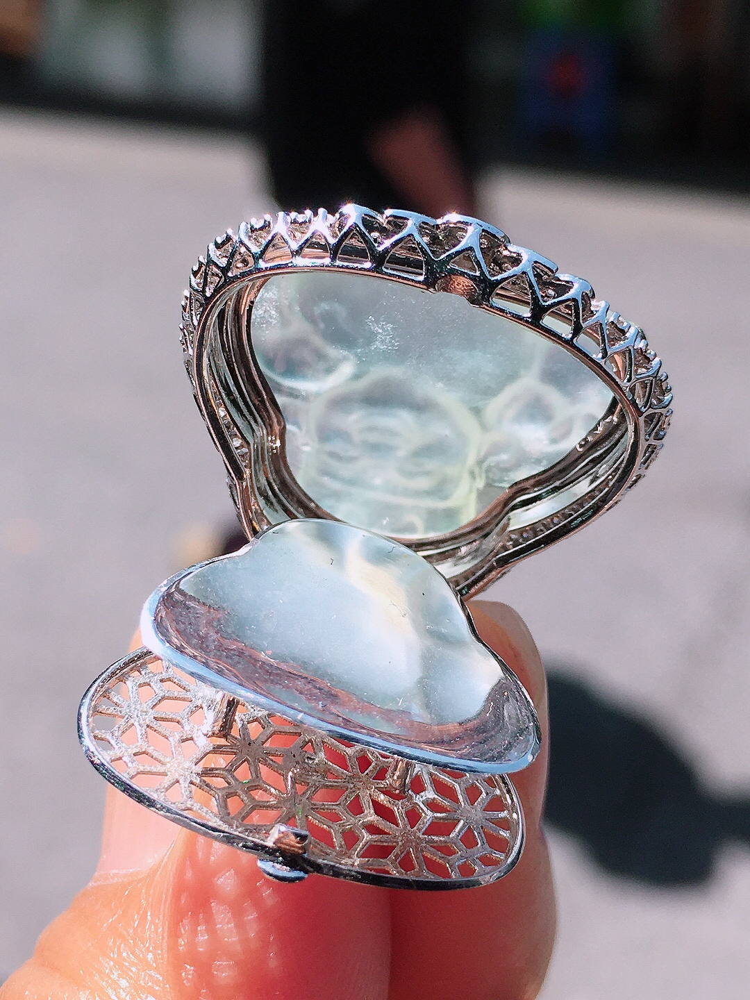 冰种佛公吊坠，玉质细腻，荧光感超
强，饱满圆润，尽显优雅气质，18k
金豪华镶嵌