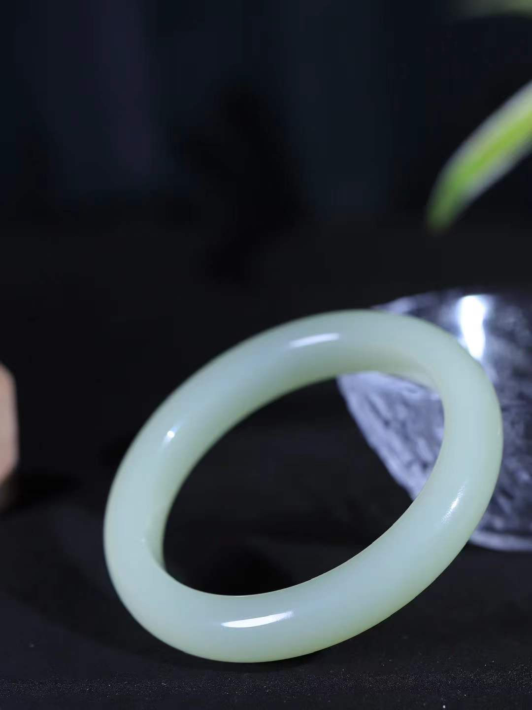 【晴水相伴.镯】

精品️和田玉晴水手镯，以其淡雅的晴水色调，成为腕间的一抹亮色。玉质细腻，触感温润，佩戴它，感受玉石的温度与自然的灵性，让每一天都充满诗意与美好。重63.2克  尺寸59.5-12.3-9.6mm   75162554AA