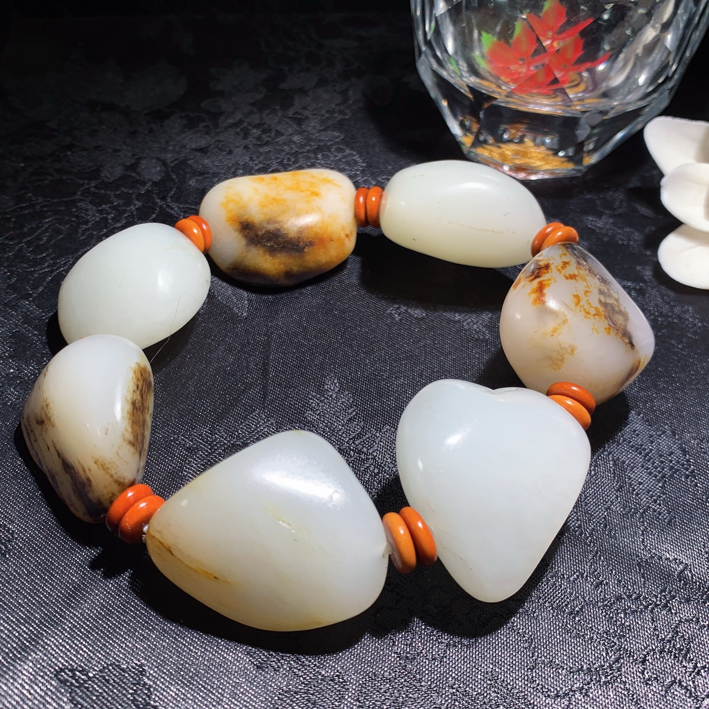 新疆和田玉白玉籽料手串 单颗尺寸32/26/18重146.8克。玉质细腻油润。手推出油。品相大气 lt260313