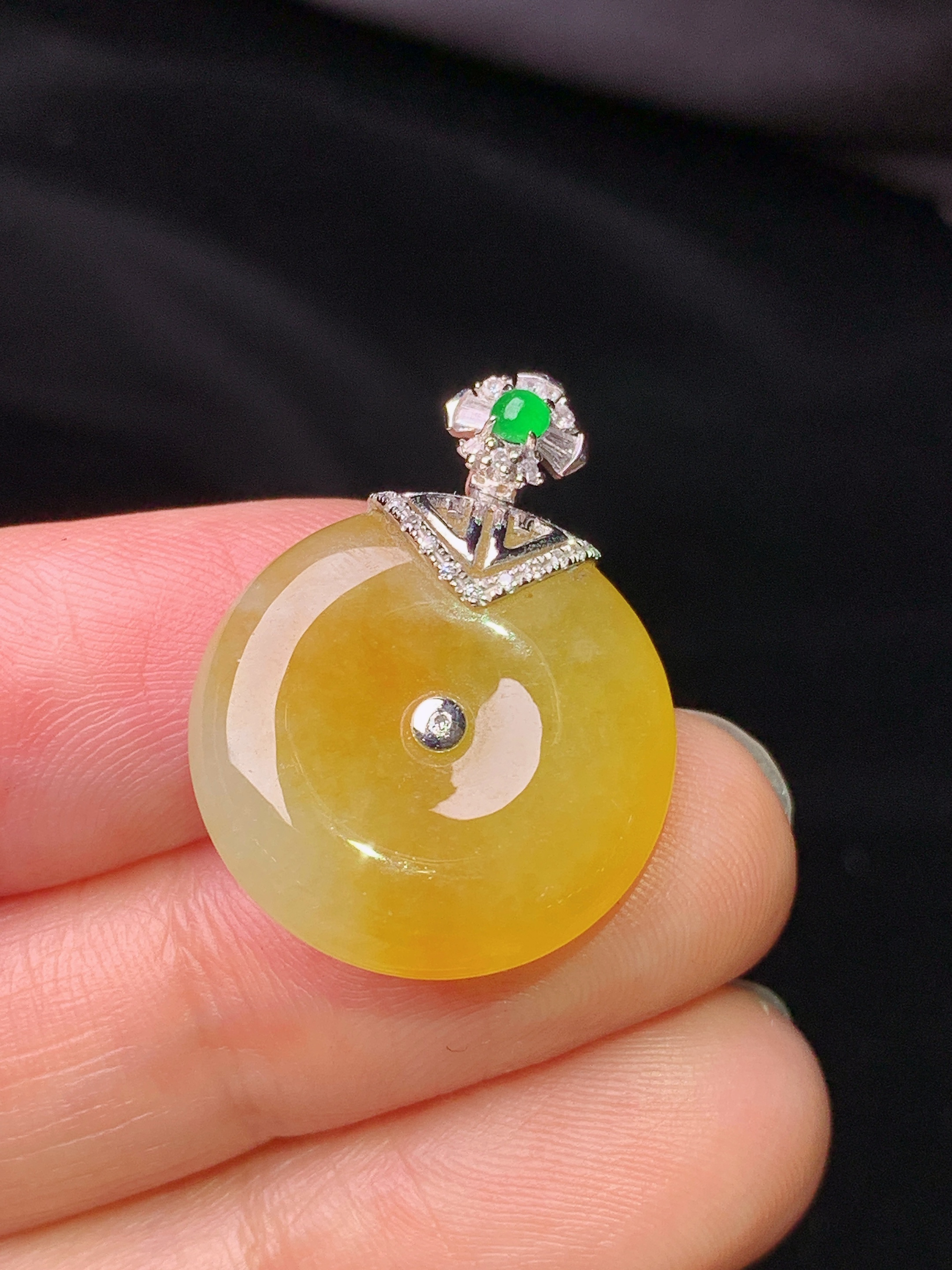 18k金钻镶嵌黄翡平安扣吊坠 玉质细腻 色泽艳丽清新 水润亮眼 整体尺寸24.8*18.6*5b1