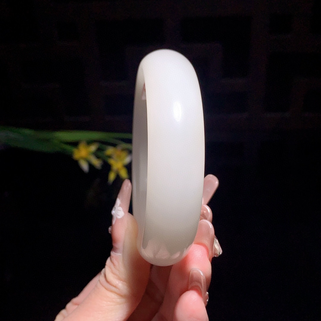 土豪款，和田玉57圈口羊脂白宽条手镯！玉质细腻油润 底色纯净 无裂无杂 脂粉好，品质好！