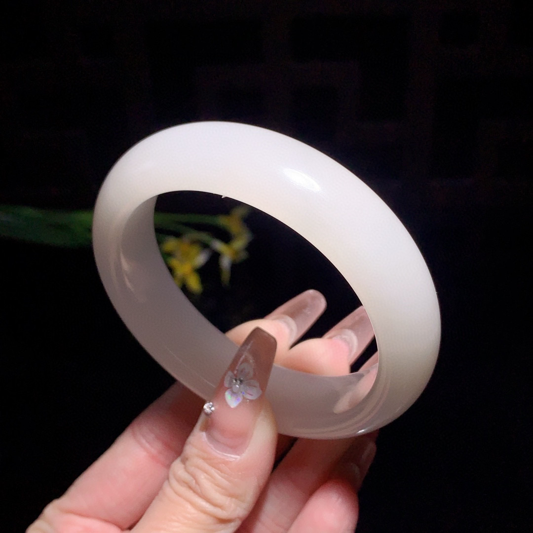 土豪款，和田玉57圈口羊脂白宽条手镯！玉质细腻油润 底色纯净 无裂无杂 脂粉好，品质好！