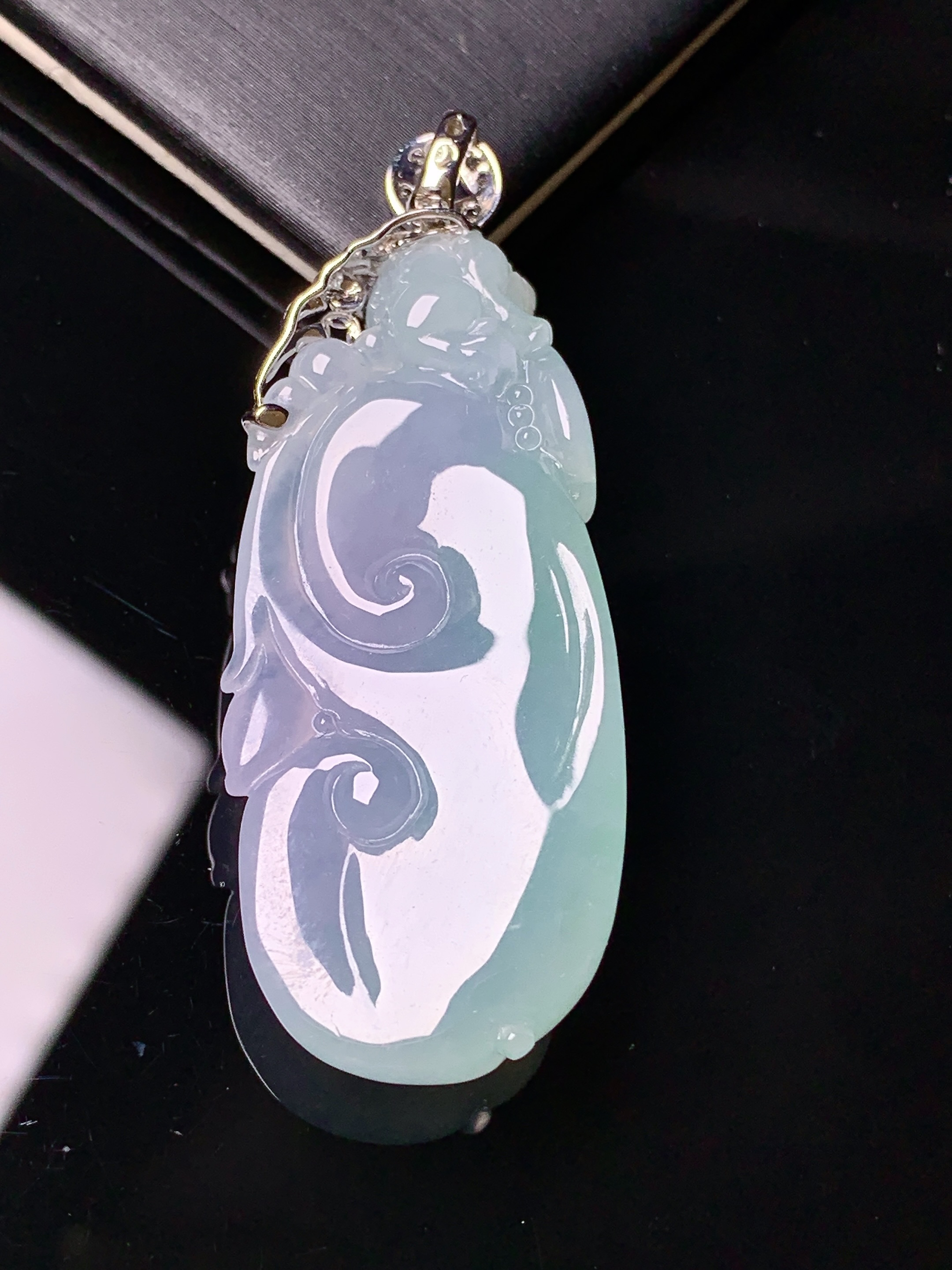 18k金钻镶嵌飘绿如意吊坠 玉质细腻 色泽艳丽清新 水润亮眼 整体尺寸51.5*19.2*9b1