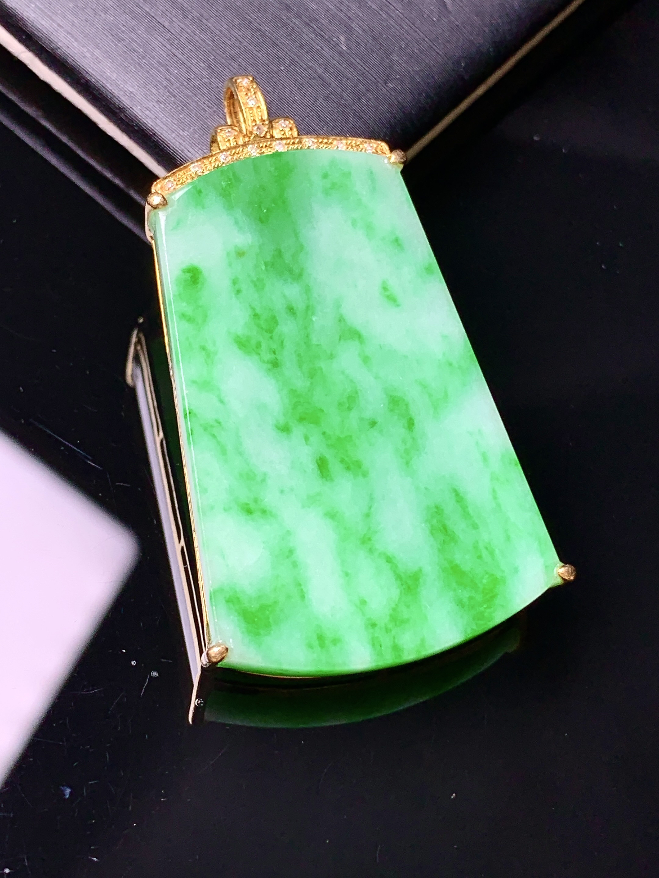 18k金钻镶嵌翠绿无事牌吊坠 玉质细腻 色泽艳丽清新 水润亮眼 整体尺寸40.8*22*6b1