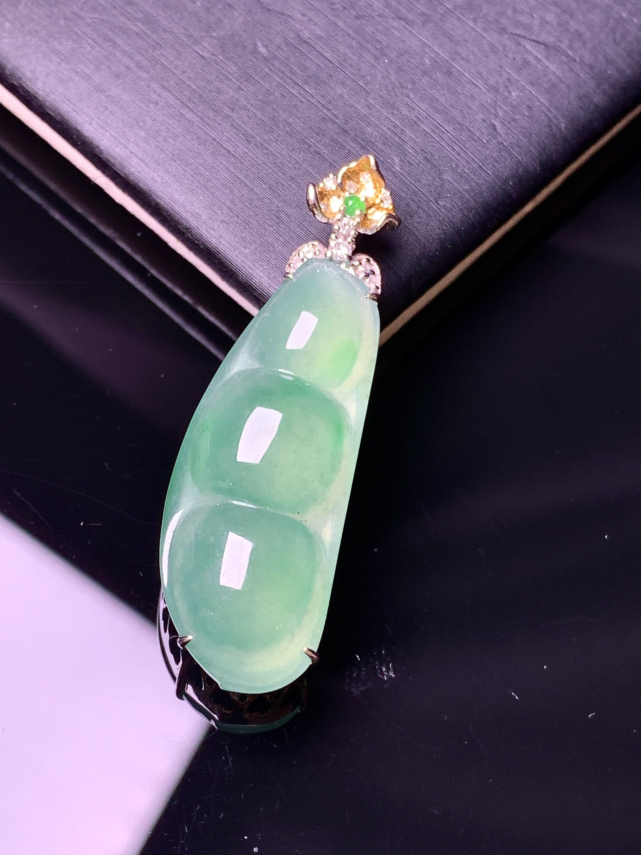 18k金钻镶嵌翠绿四季豆吊坠 玉质细腻 色泽艳丽 整体尺寸38.6*12*8yz