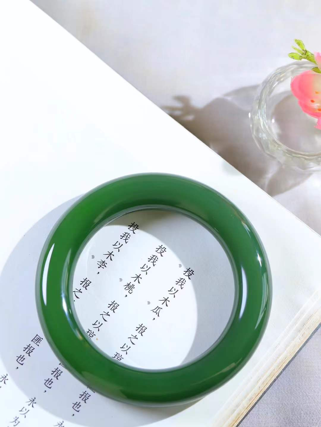 【悠悠芳华.镯】

收藏传家级臻品️和田玉碧玉圆条手镯 玉质温润 青葱岁月，尽收腕中，婉转流畅，凝岁月悠长。盈一眸恬淡，挽一抹绿意。重80.8克 内径53.5mm尺寸12.7-12.7mm56371213T